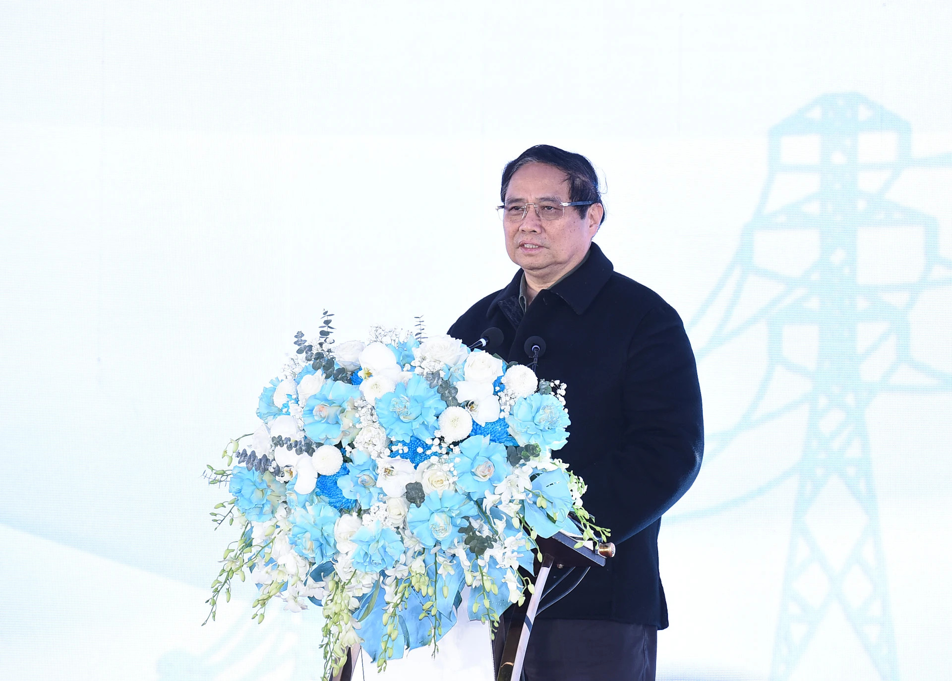 政府总理范明正在老街-永安500千伏输电线路工程开工仪式上发表讲话。 政府总理范明正在老街-永安500千伏输电线路工程开工仪式上发表讲话。