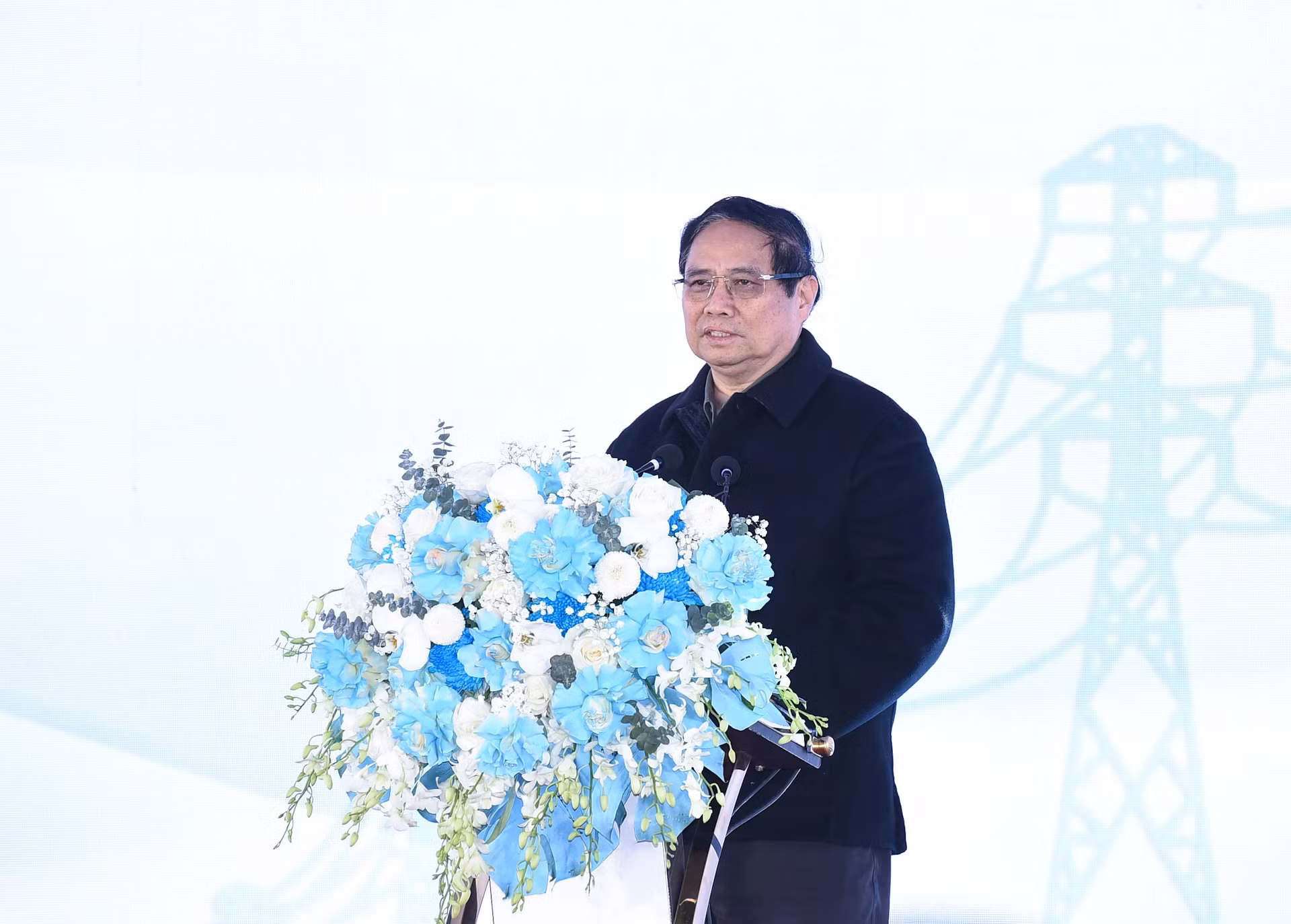 政府总理范明正在老街-永安500千伏输电线路工程开工仪式上发表讲话。