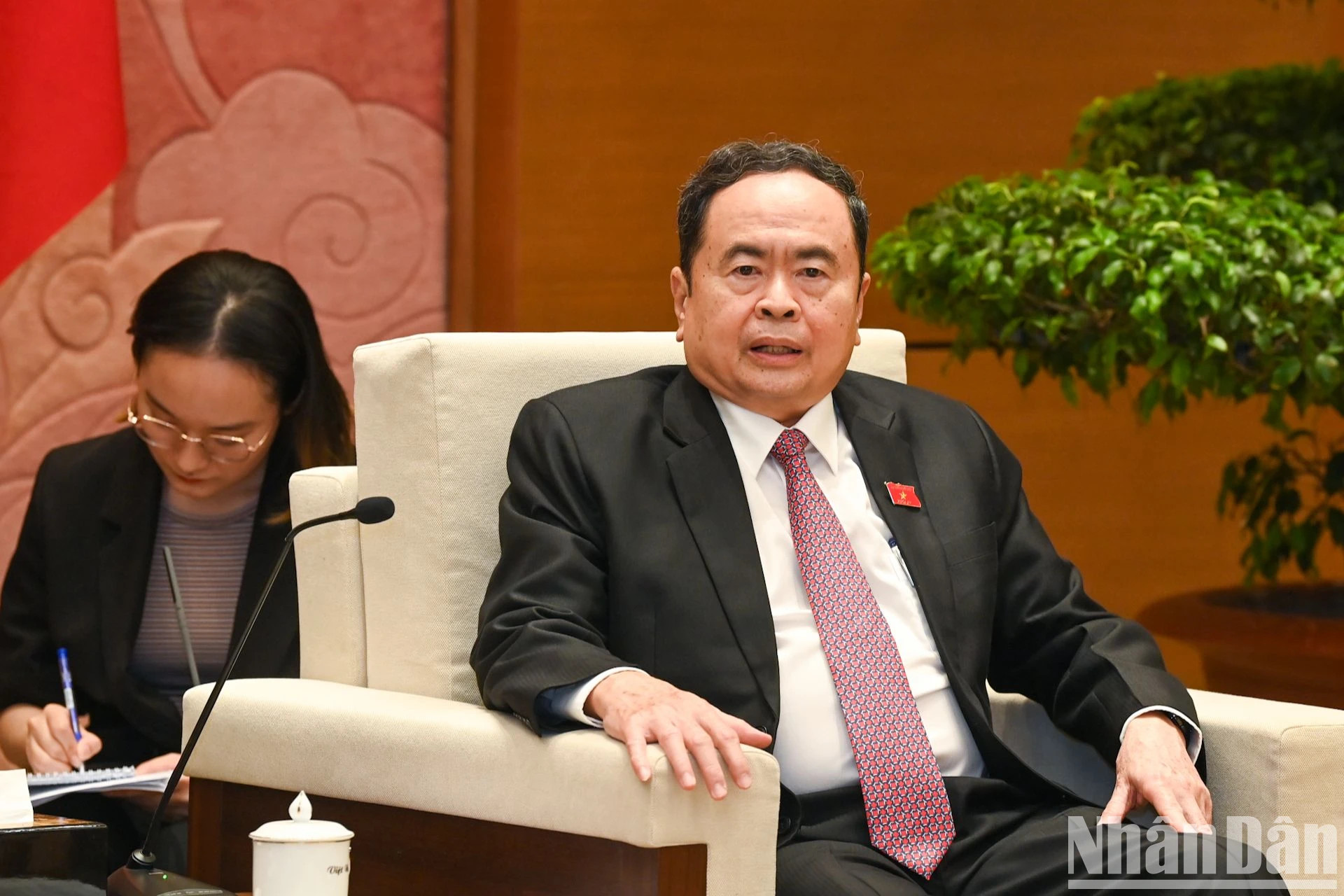 国会主席陈青敏在会见中发表讲话。