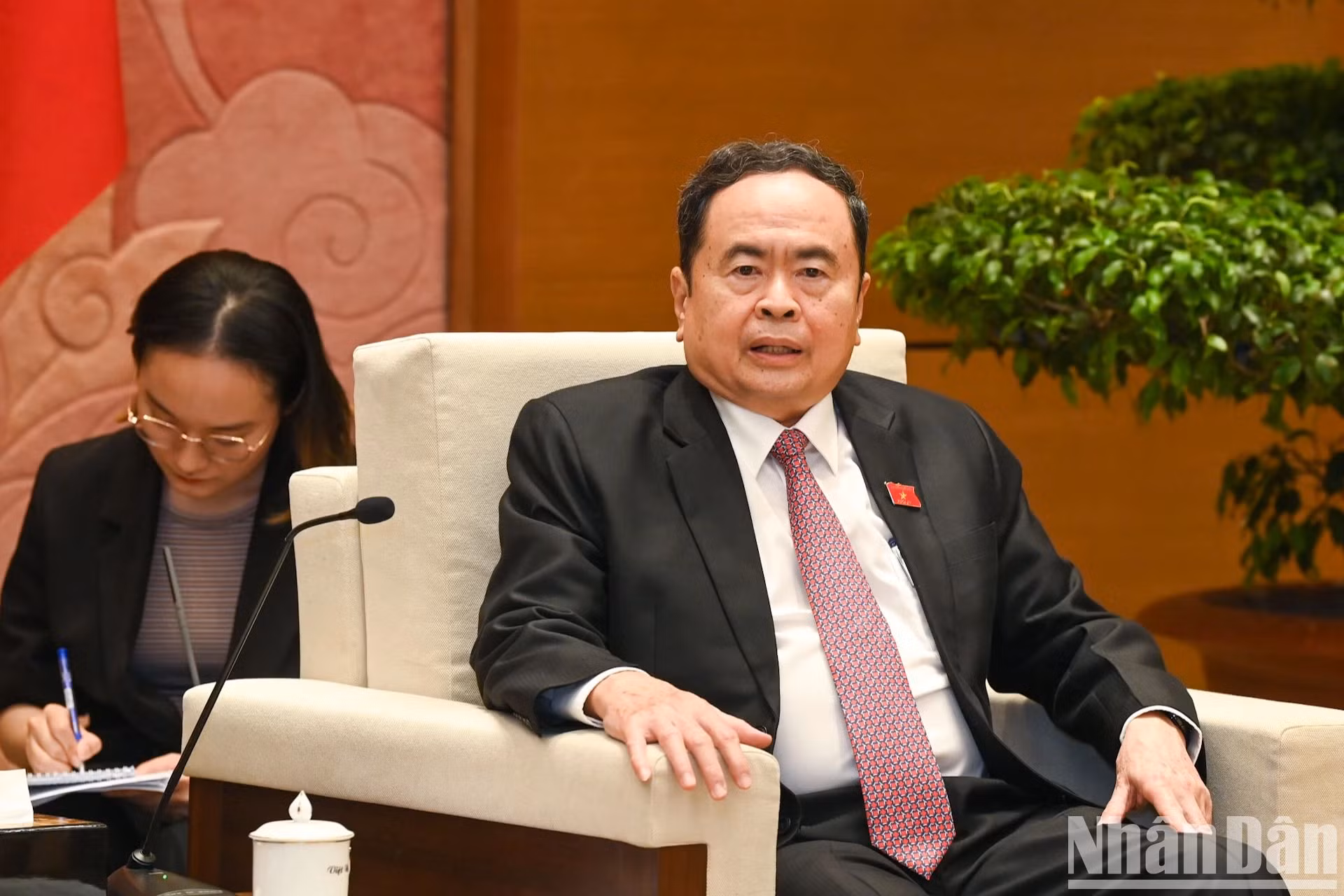 国会主席陈青敏在会见中发表讲话。