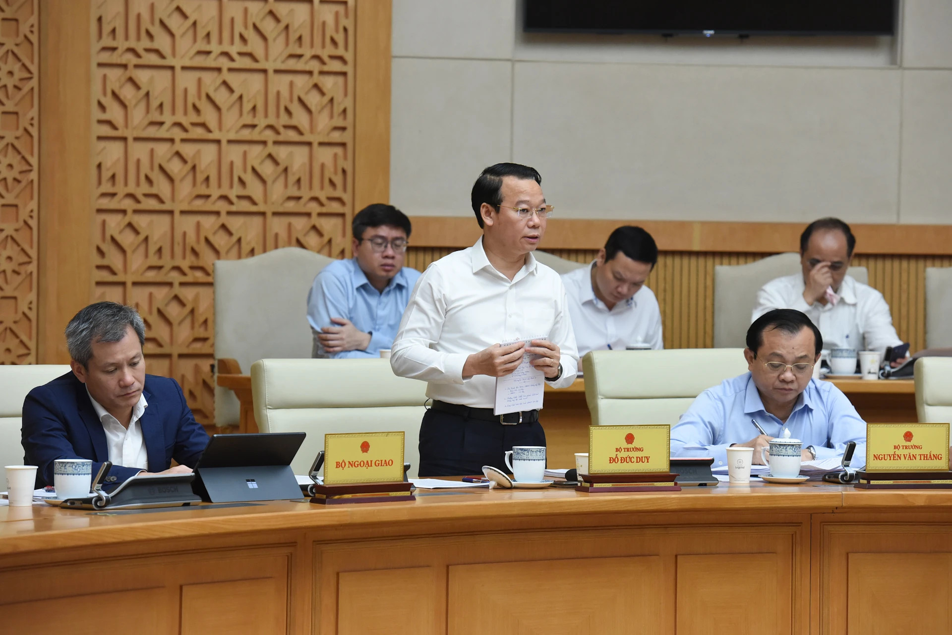 农业与环境部部长杜德维发言。