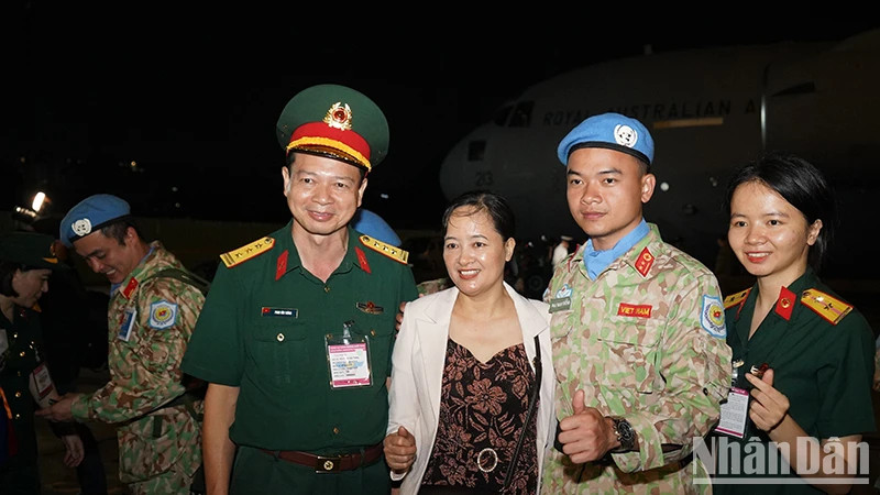 亲属们前来迎接五号二级野战医院干部及人员回国。