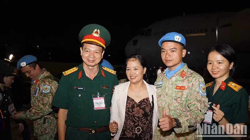 亲属们前来迎接五号二级野战医院干部及人员回国。