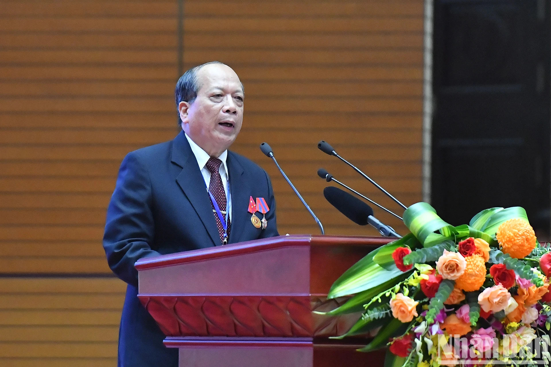 前在老越南留学生代表发表讲话。 前在老越南留学生代表发表讲话。