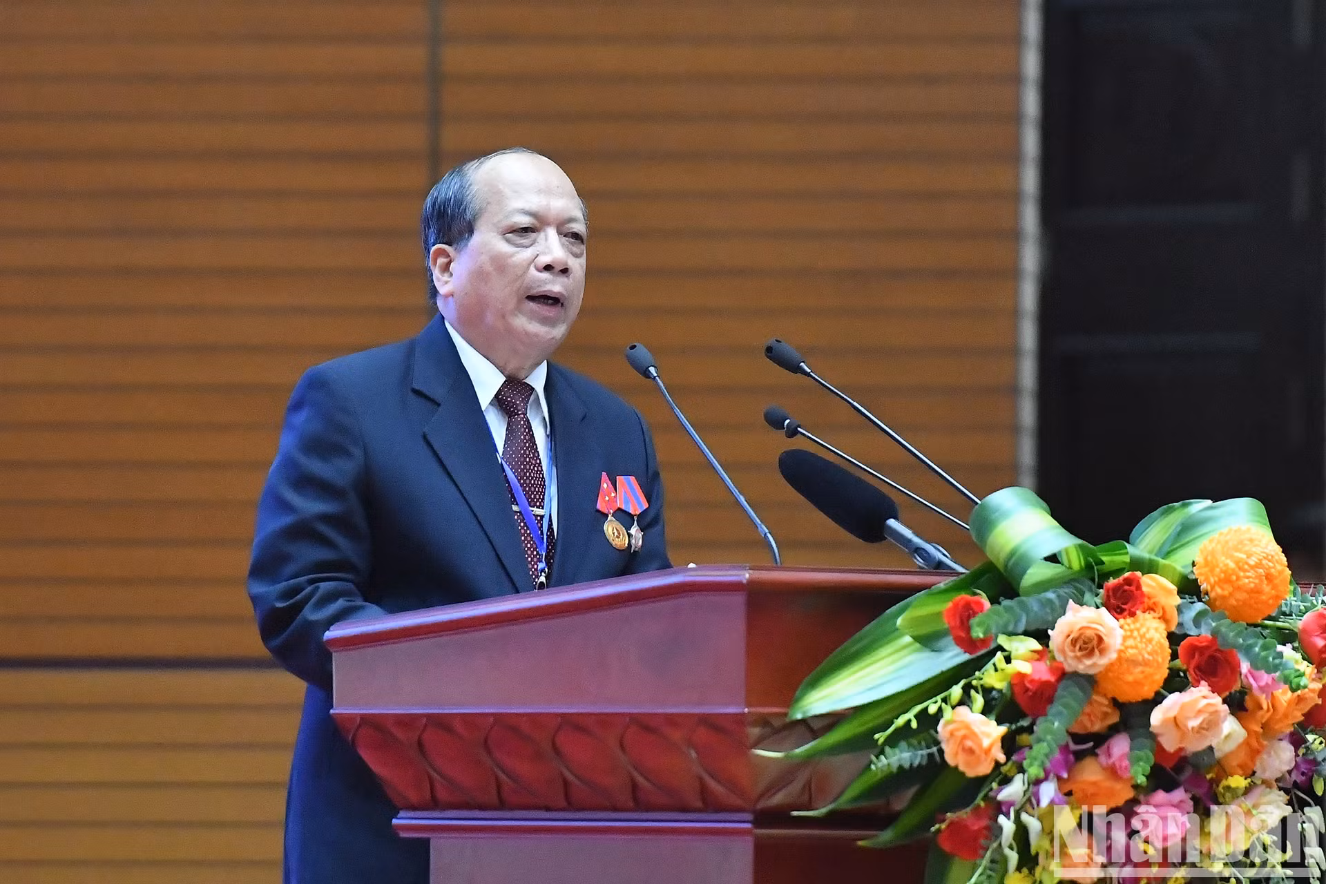 前在老越南留学生代表发表讲话。