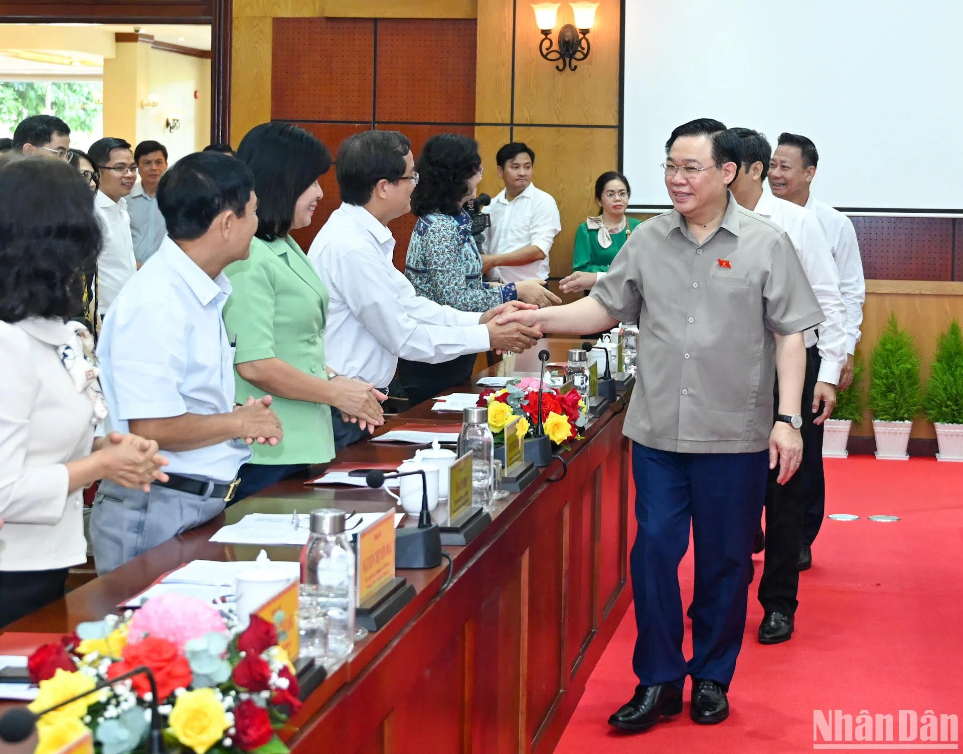 越南国会主席王廷惠与西宁省主要领导人。 越南国会主席王廷惠与西宁省主要领导人。