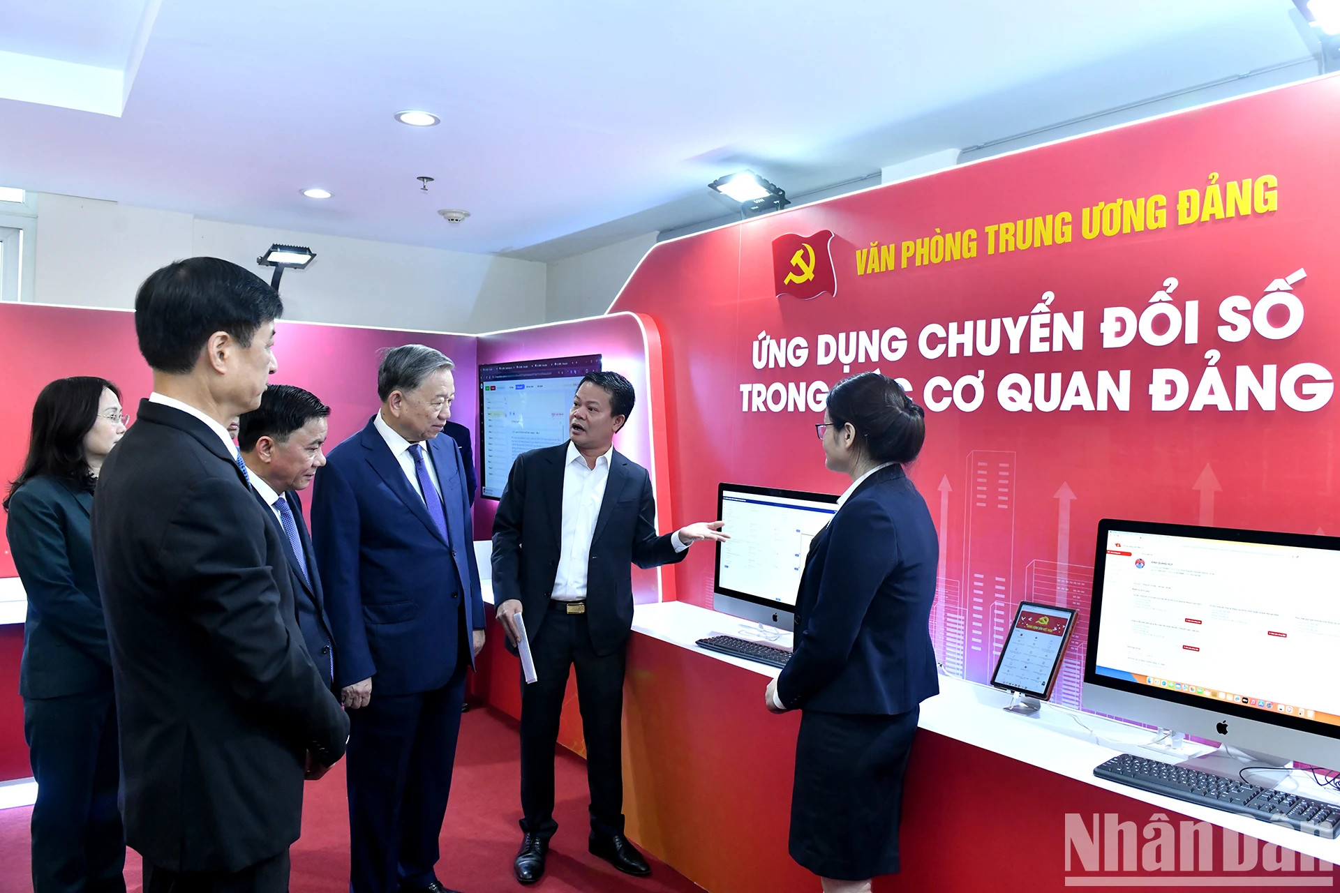 越共中央总书记苏林与各位代表参观介绍党机关数字化转型应用空间。