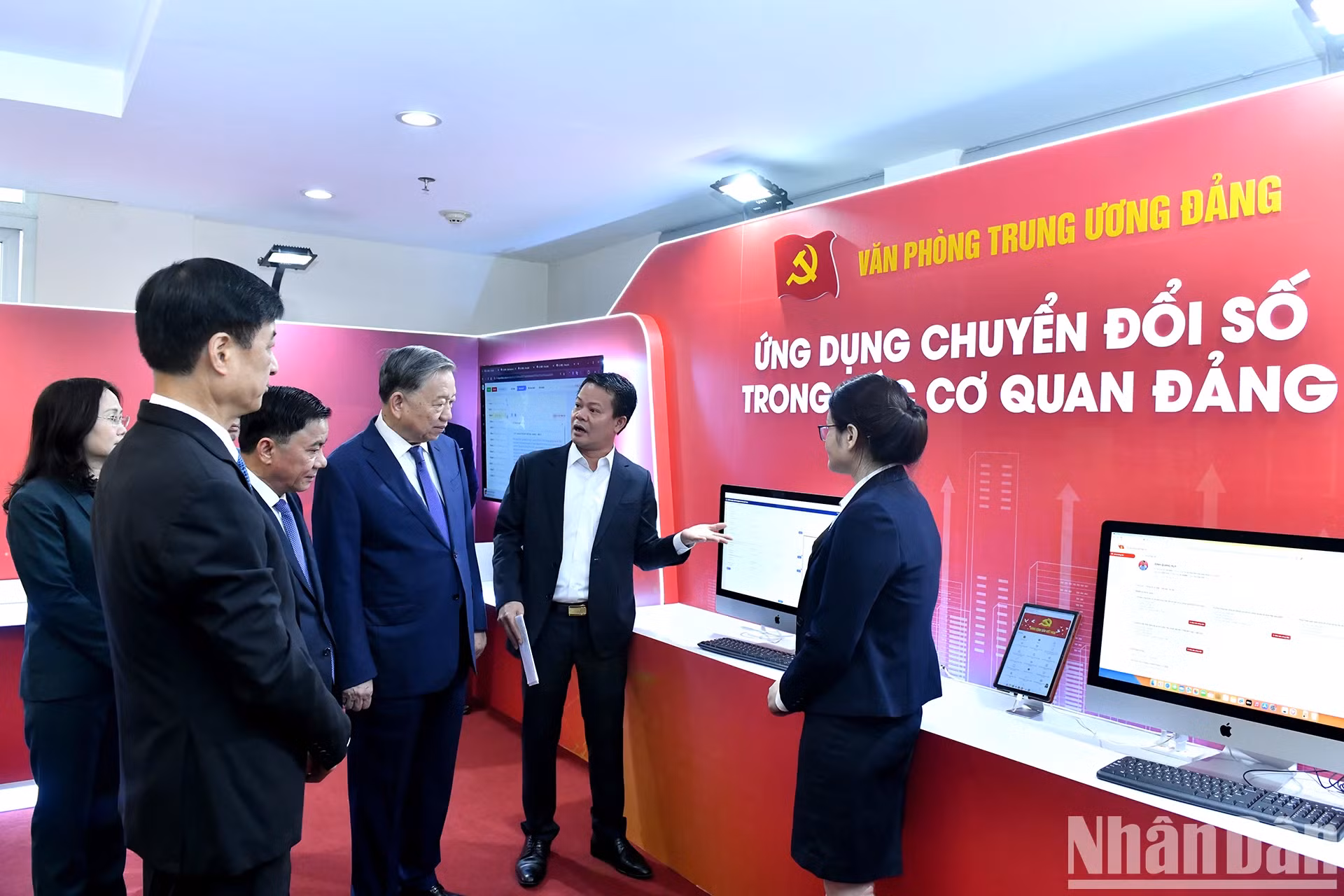 越共中央总书记苏林与各位代表参观介绍党机关数字化转型应用空间。