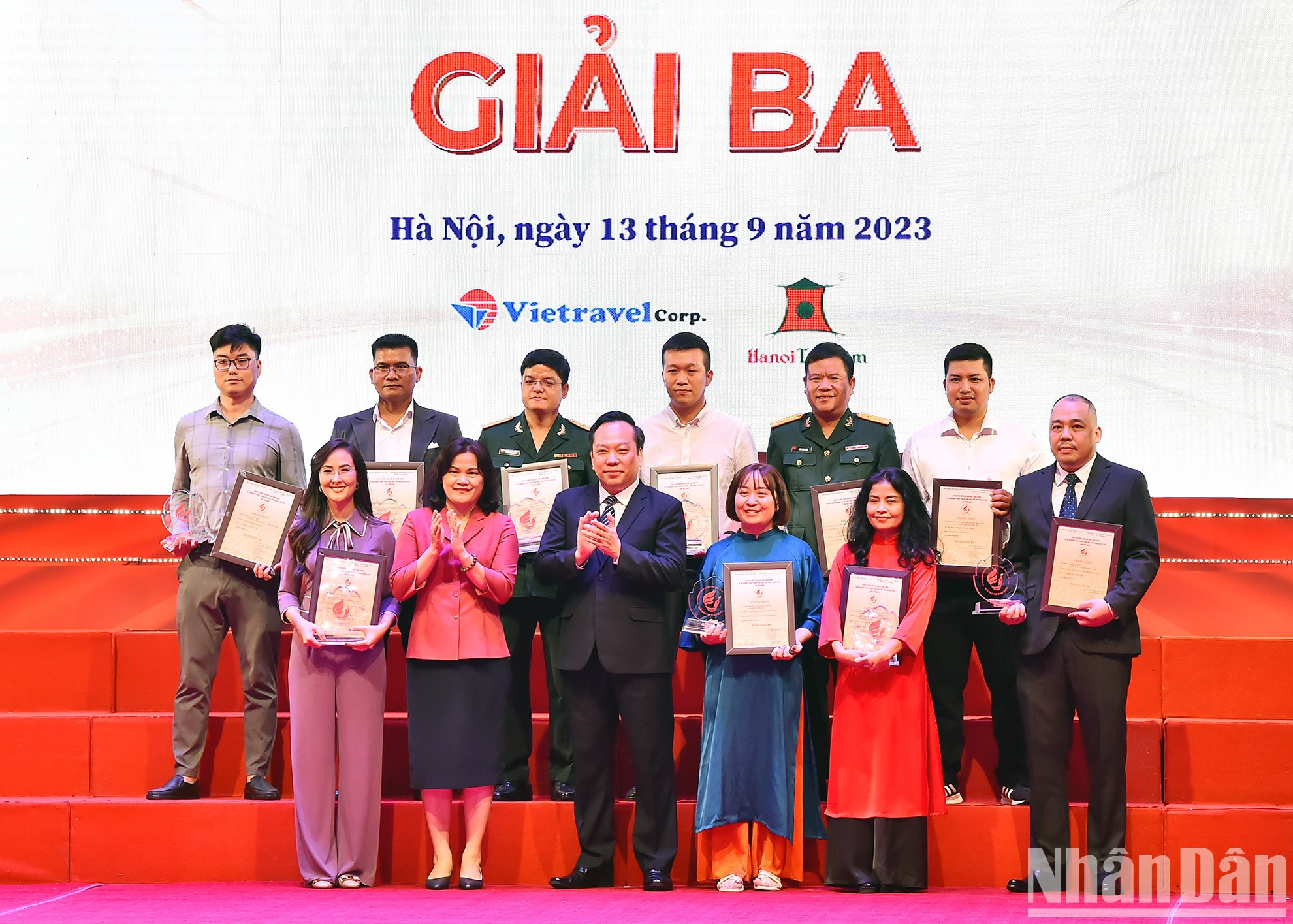 中央直属机关党委副书记杜越河与越通社副社长阮氏事向获奖的作者和作者组代表颁发三等奖。 中央直属机关党委副书记杜越河与越通社副社长阮氏事向获奖的作者和作者组代表颁发三等奖。