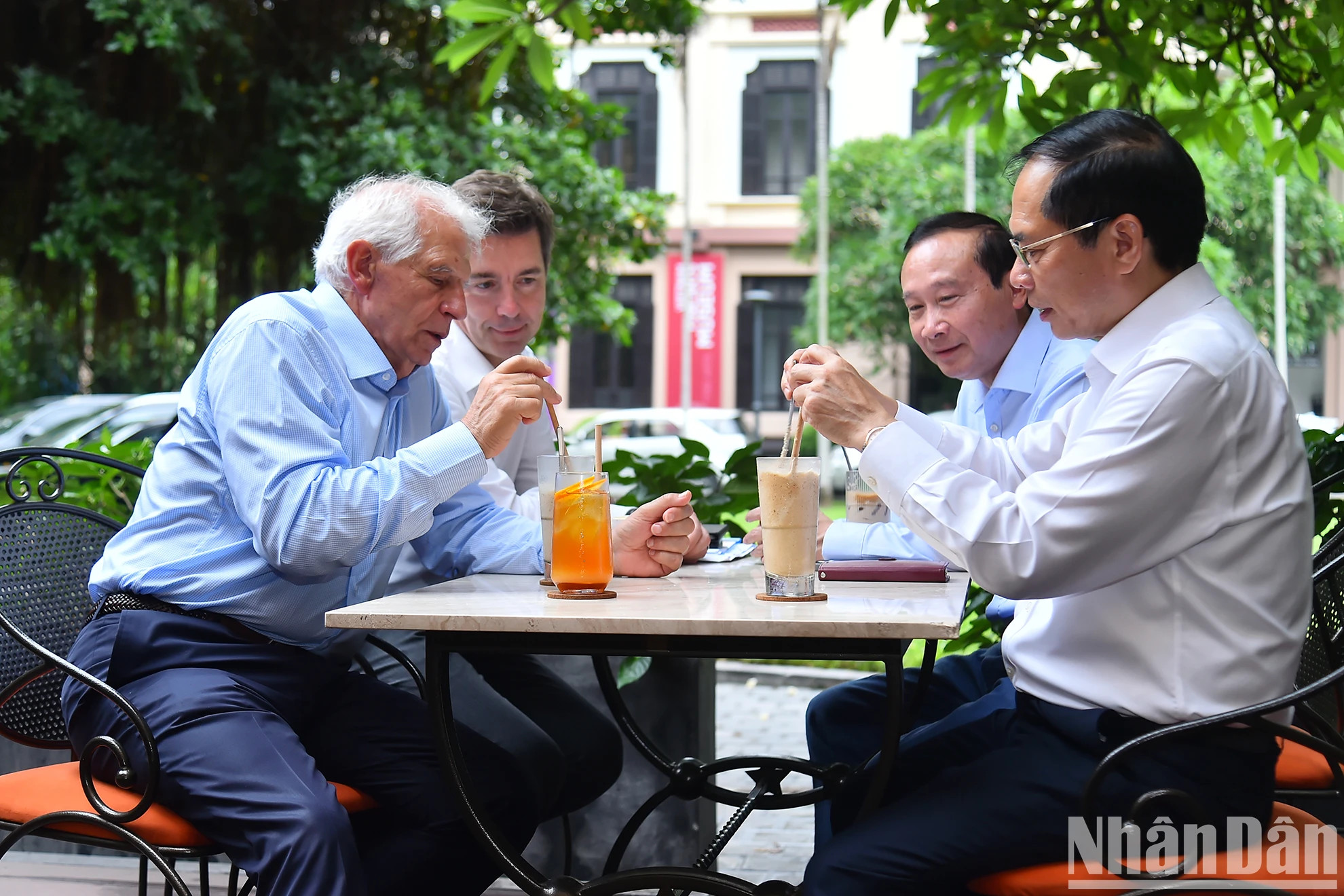 越南外交部长裴青山向欧盟委员会副主席博雷利介绍越南典型饮品。 越南外交部长裴青山向欧盟委员会副主席博雷利介绍越南典型饮品。