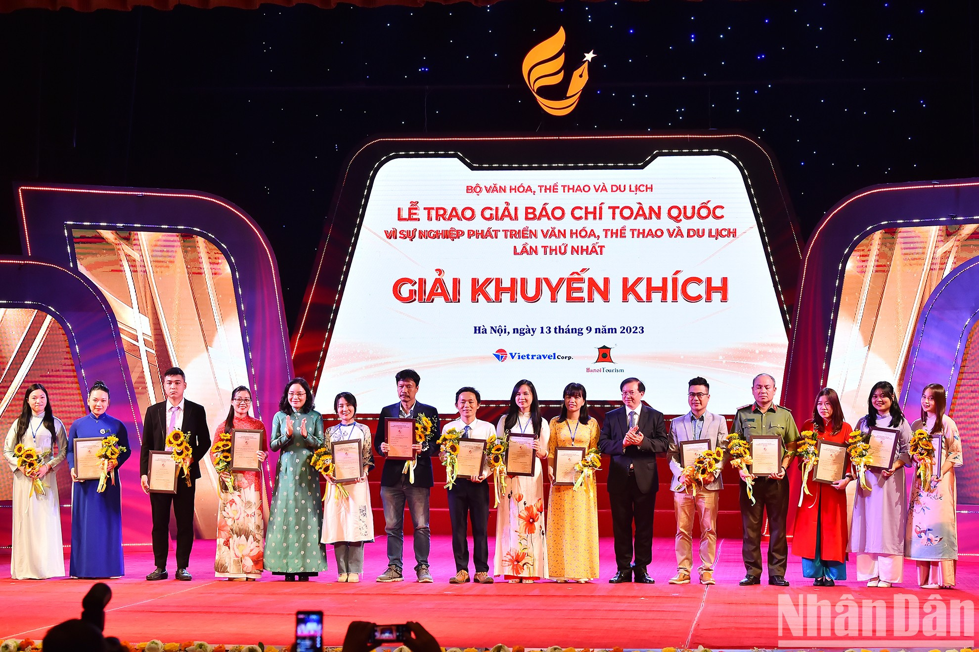 越南文化体育与旅游部副部长郑氏水和谢光东向获奖的作者和作者组颁发安慰奖。 越南文化体育与旅游部副部长郑氏水和谢光东向获奖的作者和作者组颁发安慰奖。