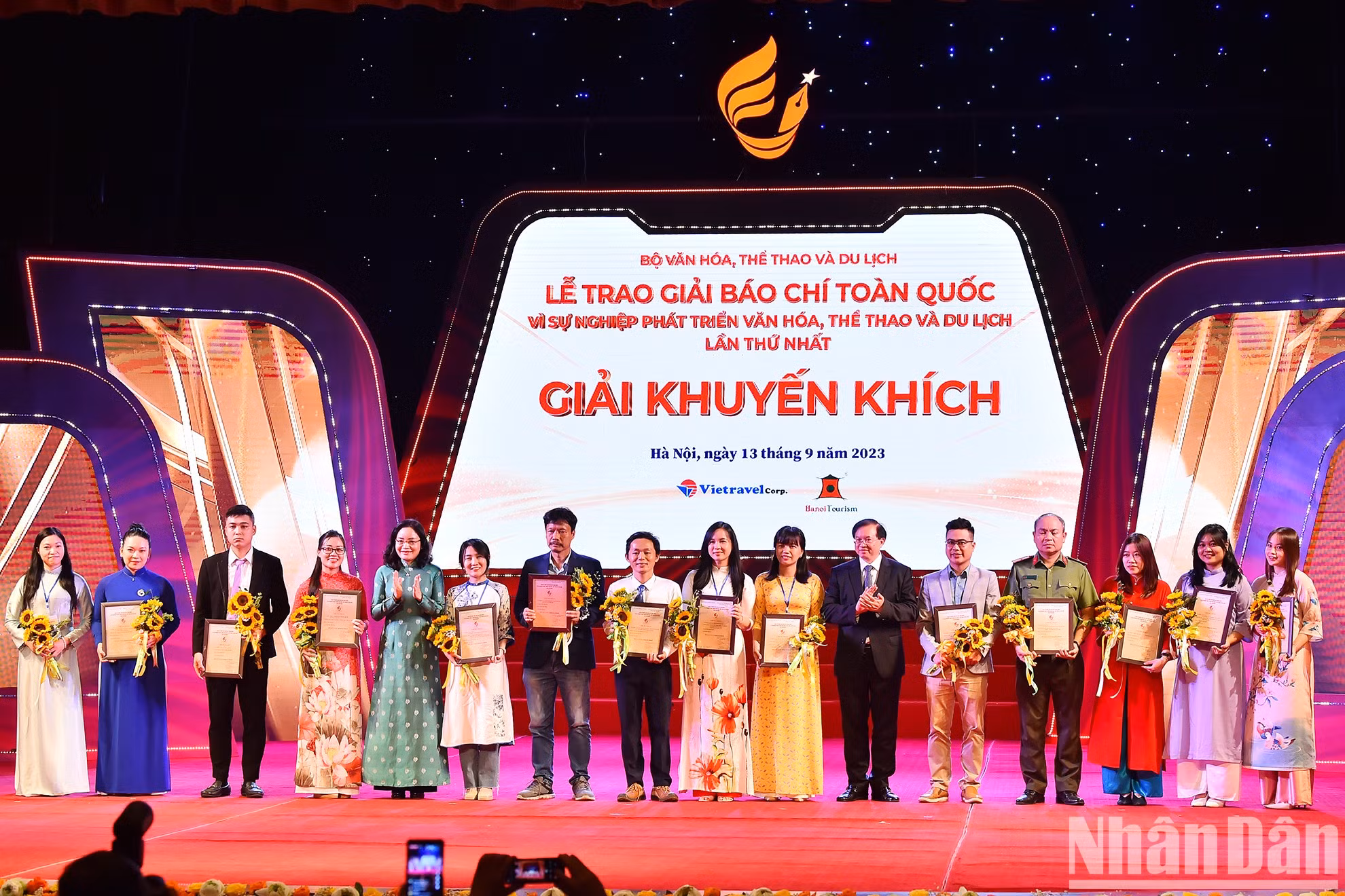 越南文化体育与旅游部副部长郑氏水和谢光东向获奖的作者和作者组颁发安慰奖。