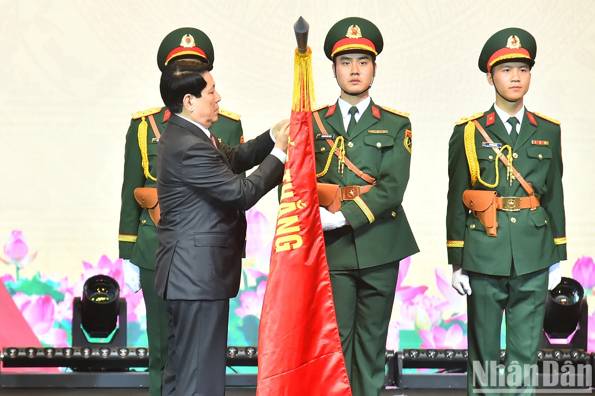 越南国家主席梁强代表党和国家领导人将人民武装力量英雄徽章挂上Viettel航空航天研究院的决胜军旗。