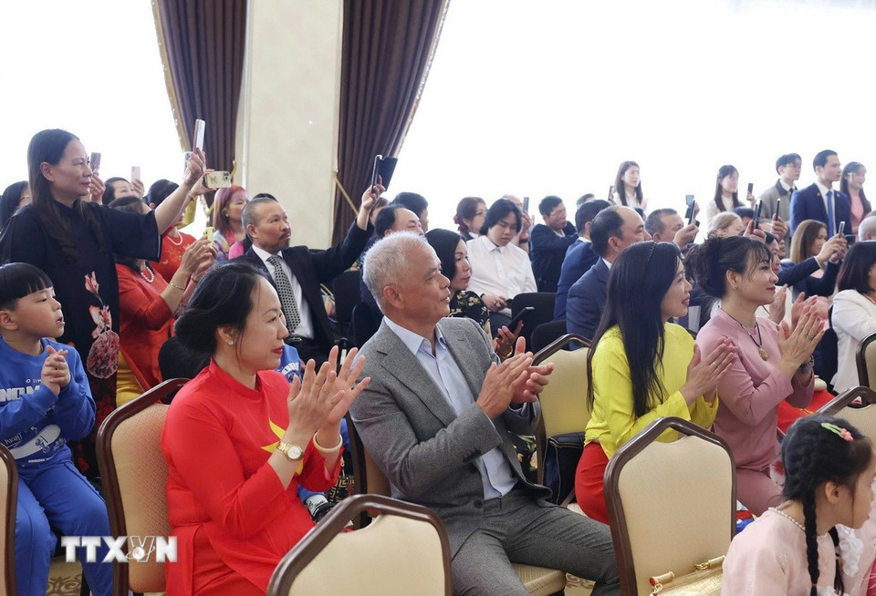 旅白越南人社区代表出席了会面。 旅白越南人社区代表出席了会面。