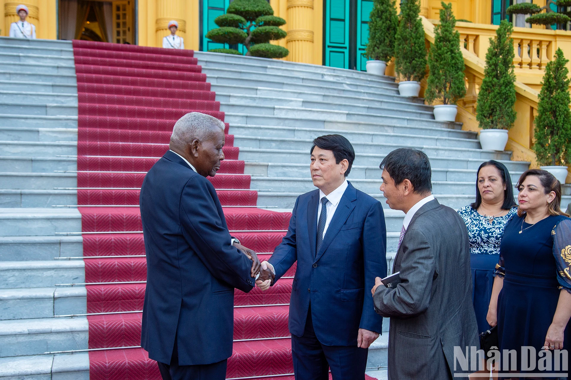 会见后,越南国家主席梁强与古巴全国人民政权代表大会主席埃斯特万进行了交谈。 会见后,越南国家主席梁强与古巴全国人民政权代表大会主席埃斯特万进行了交谈。