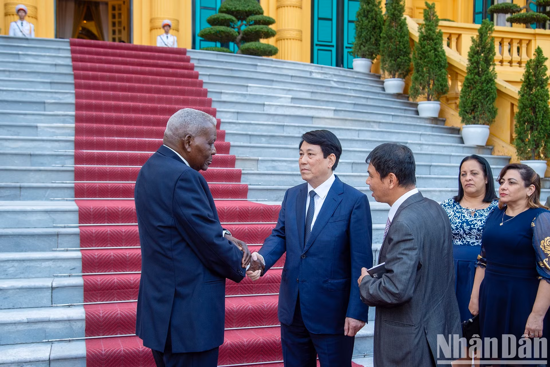 会见后，越南国家主席梁强与古巴全国人民政权代表大会主席埃斯特万进行了交谈。