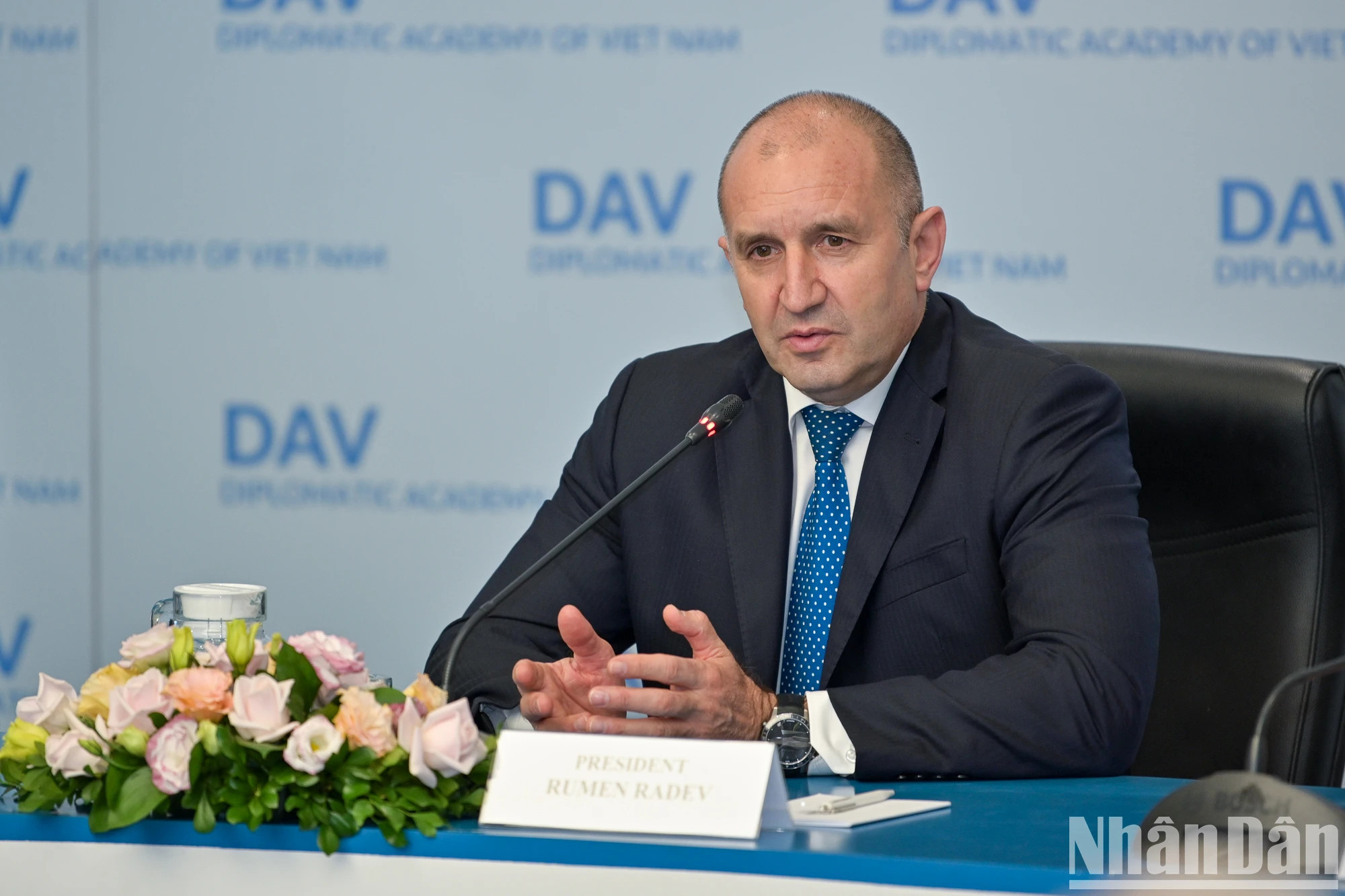 保加利亚总统鲁门·拉德夫听取并回答外交学院大学生的提问。 保加利亚总统鲁门·拉德夫听取并回答外交学院大学生的提问。