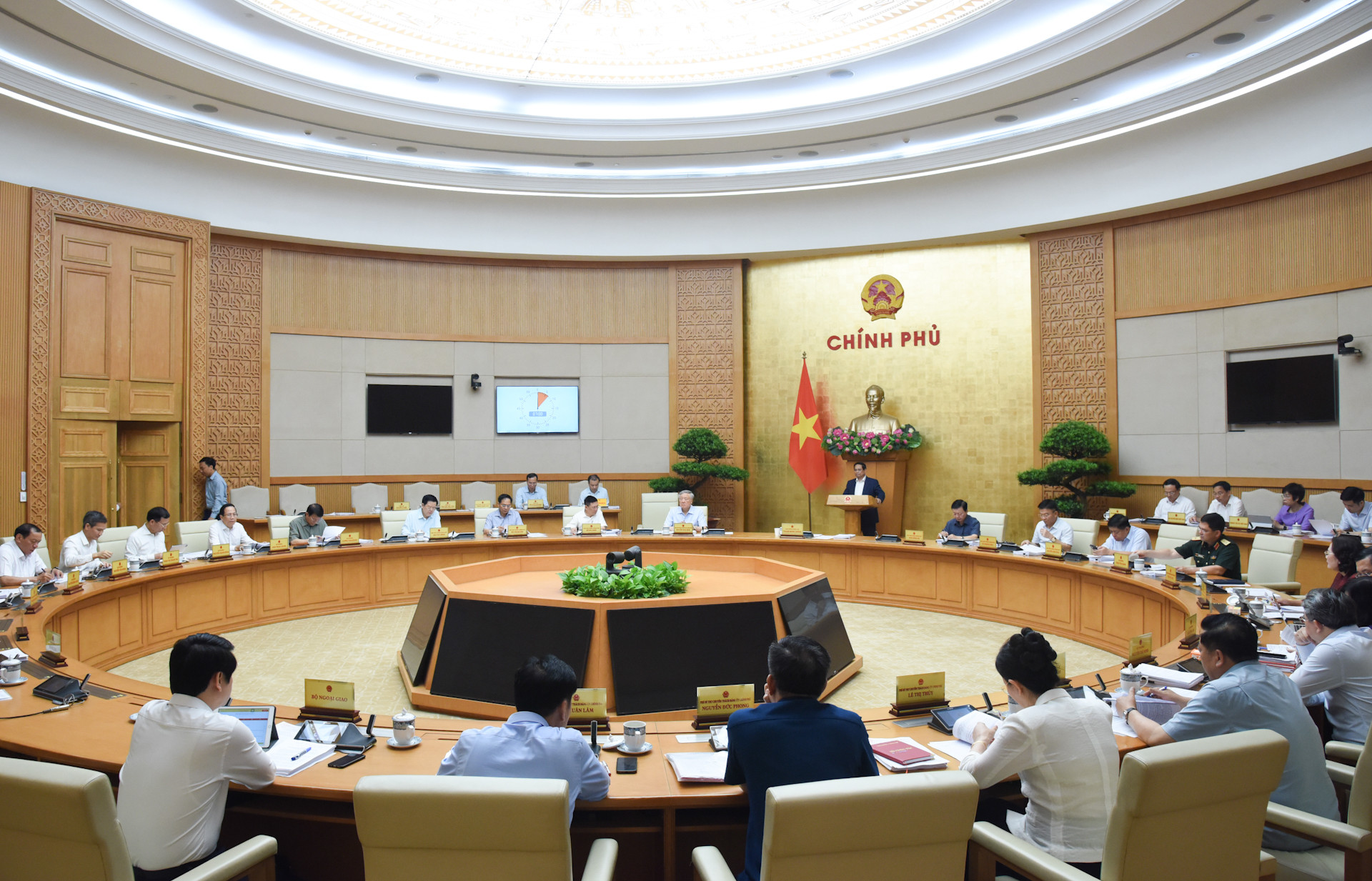 范明正总理主持召开政府5月份立法工作专题会议【组图】