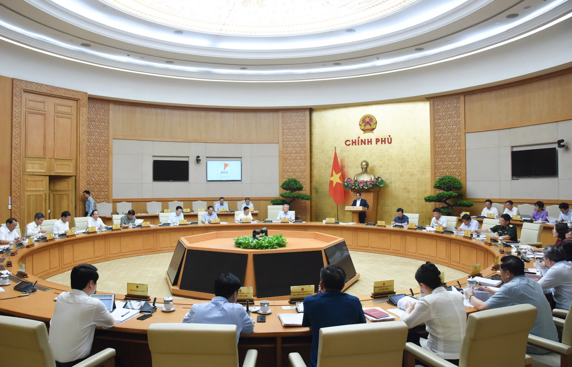 范明正总理主持召开政府5月份立法工作专题会议【组图】