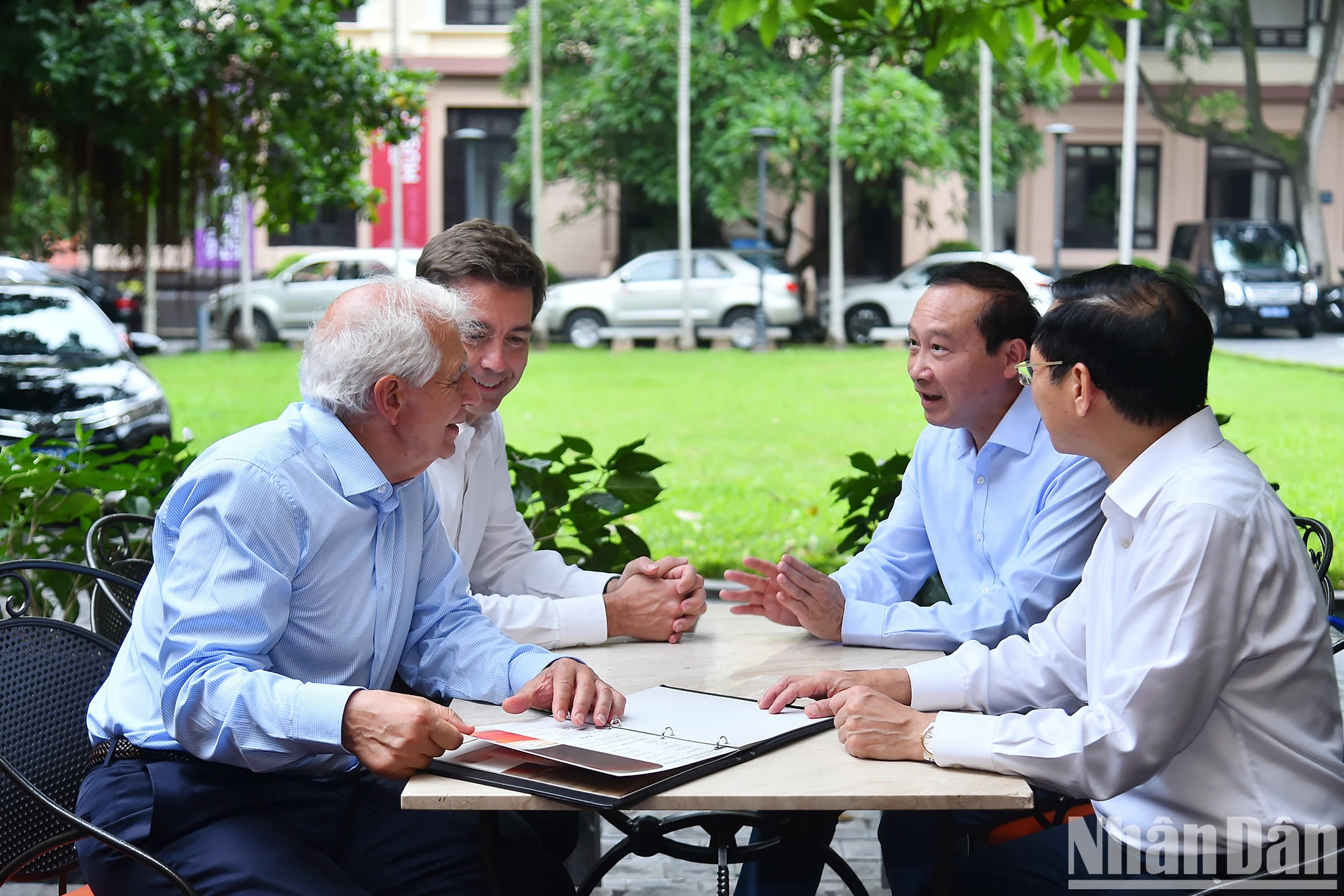 越南外交部长裴青山与欧盟委员会副主席博雷利同越南常驻欧盟代表团团长阮文草和欧盟驻越南代表团团长朱利安·古尔利尔大使边点饮料边聊天。 越南外交部长裴青山与欧盟委员会副主席博雷利同越南常驻欧盟代表团团长阮文草和欧盟驻越南代表团团长朱利安·古尔利尔大使边点饮料边聊天。