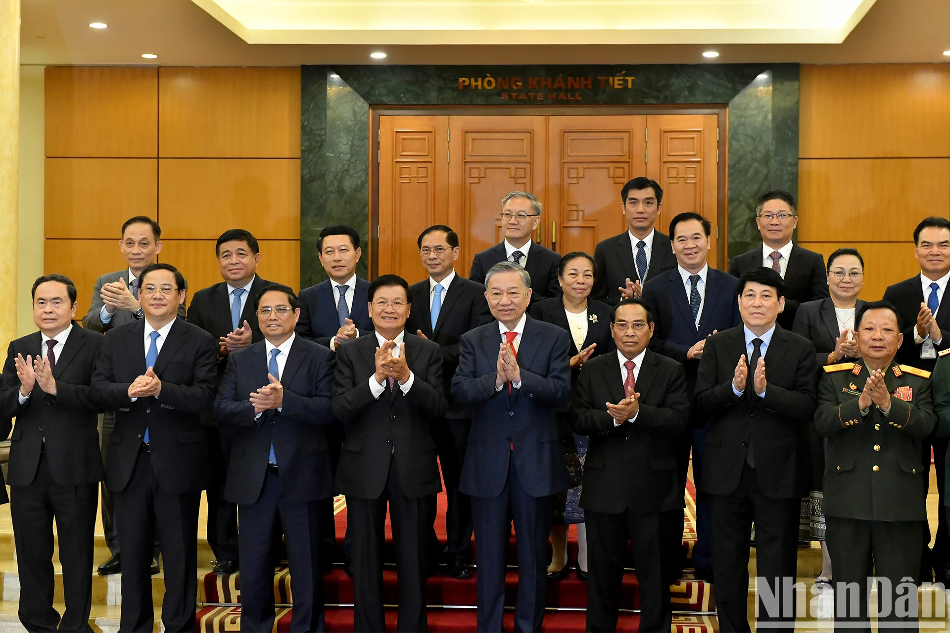 越共中央总书记、国家主席苏林与老挝人民革命党中央总书记、国家主席通伦·西苏里和两国领导人合影。