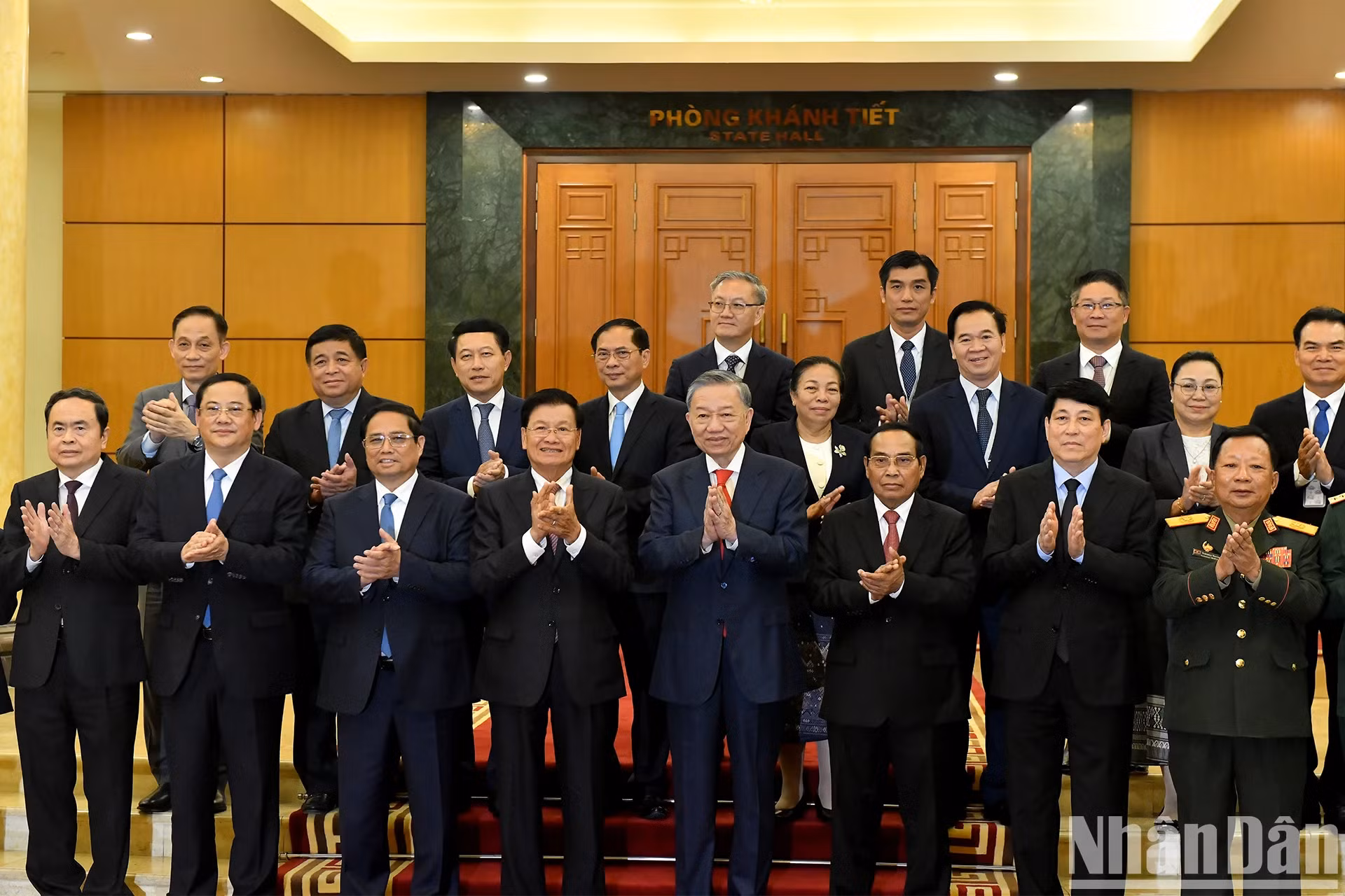 越共中央总书记、国家主席苏林与老挝人民革命党中央总书记、国家主席通伦·西苏里和两国领导人合影。