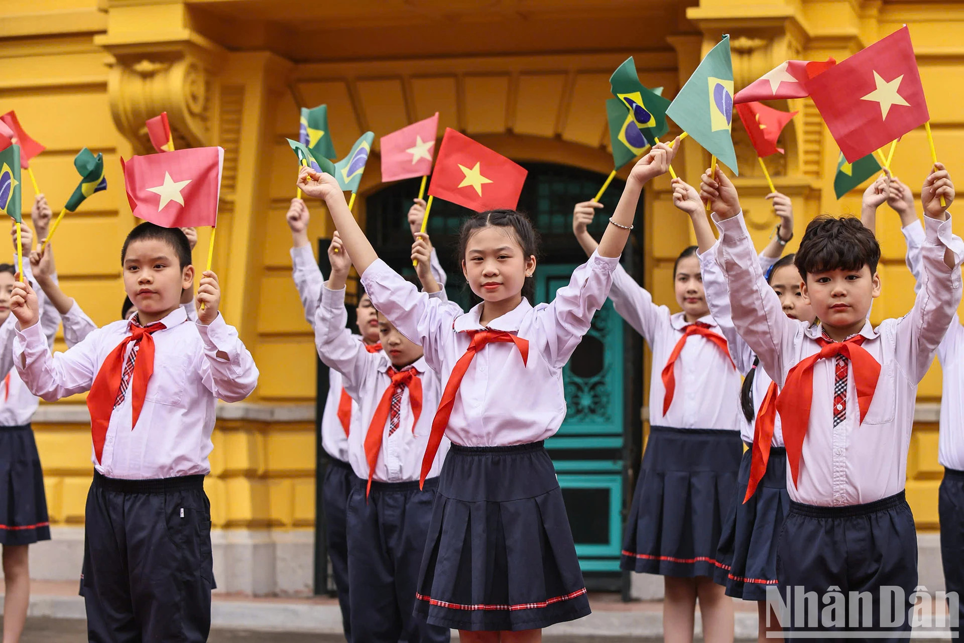 首都儿童热烈欢迎越南国家主席梁强和巴西总统卢拉·达席尔瓦。 首都儿童热烈欢迎越南国家主席梁强和巴西总统卢拉·达席尔瓦。