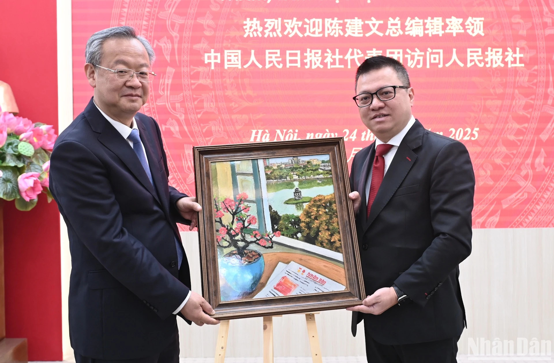 黎国明同志向陈建文同志赠送纪念品。 黎国明同志向陈建文同志赠送纪念品。