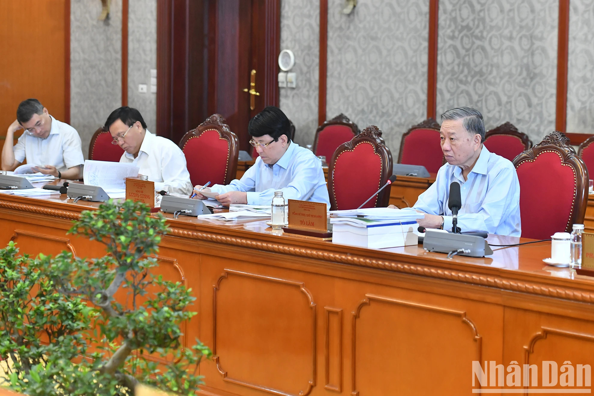 越共中央政治局就《2021-2030年胡志明市规划及至2050年愿景》提出意见。 越共中央政治局就《2021-2030年胡志明市规划及至2050年愿景》提出意见。