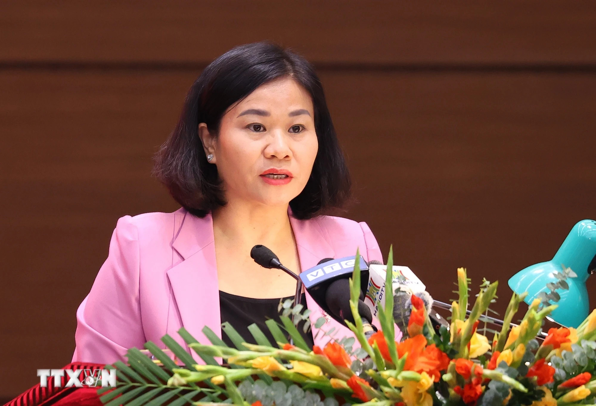 越共中央委员、河内市委常务副书记阮氏线在会上作报告。 越共中央委员、河内市委常务副书记阮氏线在会上作报告。