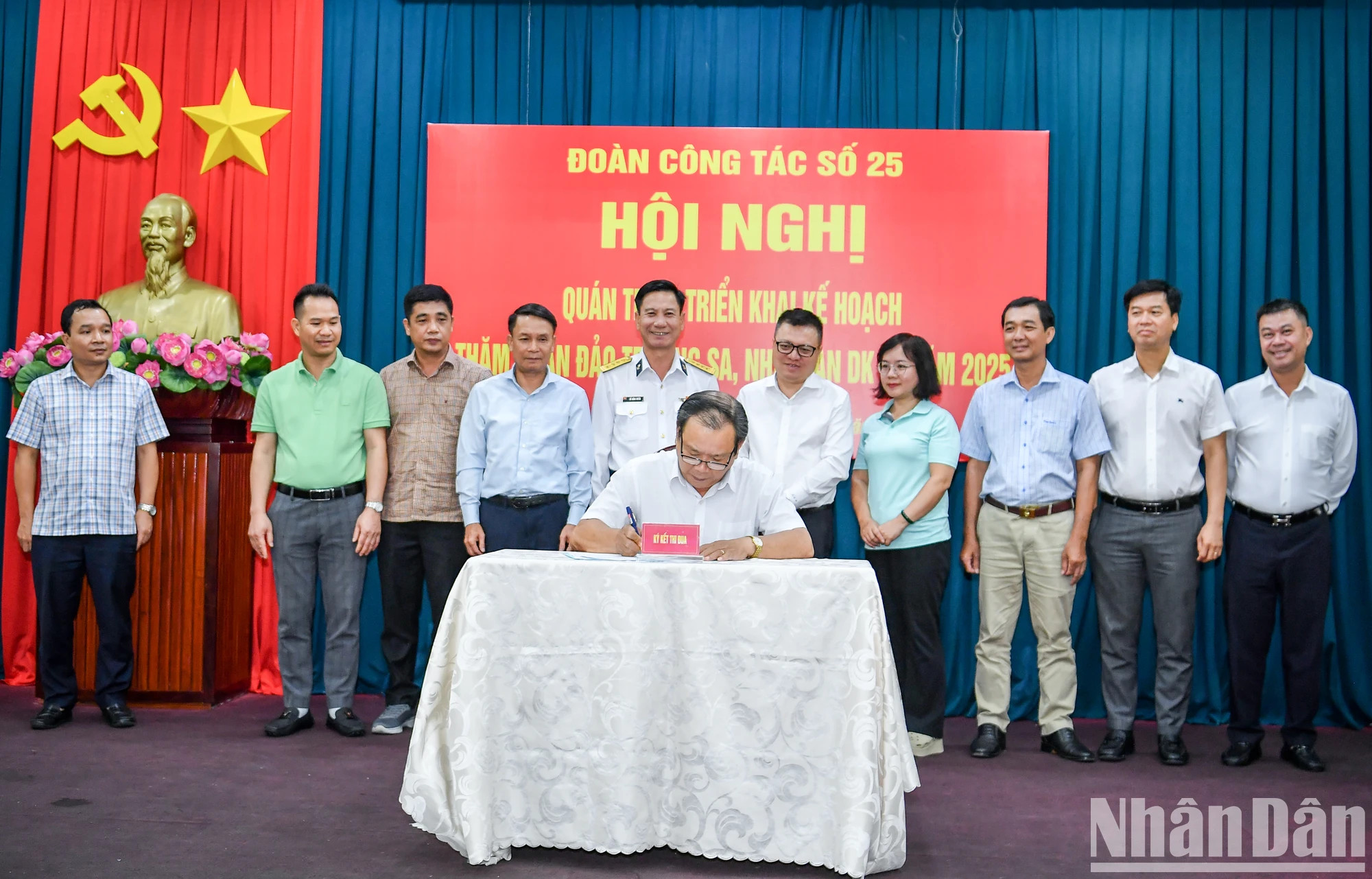 各位代表共同见证了工作组间竞赛协议的签署仪式。