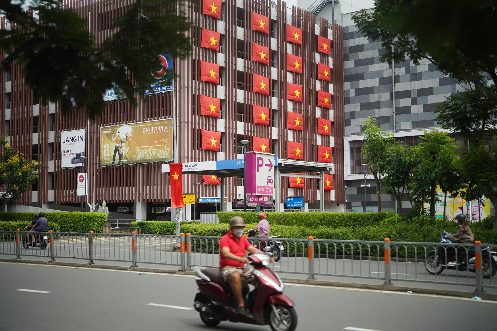 胡志明市新富郡的一座办公楼的每层楼都悬挂着国旗。（富寿 摄）