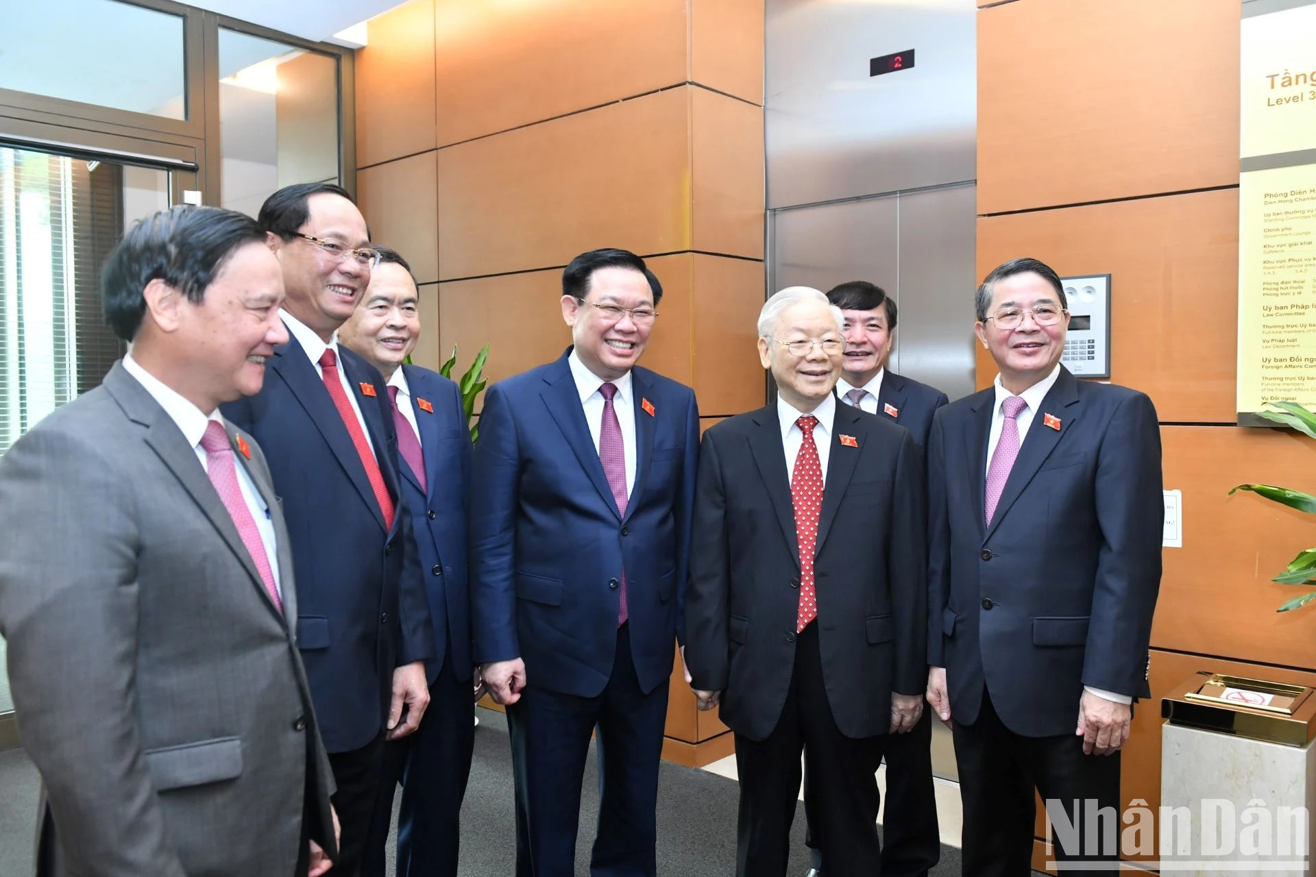 越共中央总书记阮富仲,越南国会主席王廷惠同各位国会副主席,国会领导人一同出席闭幕会。 越共中央总书记阮富仲,越南国会主席王廷惠同各位国会副主席,国会领导人一同出席闭幕会。