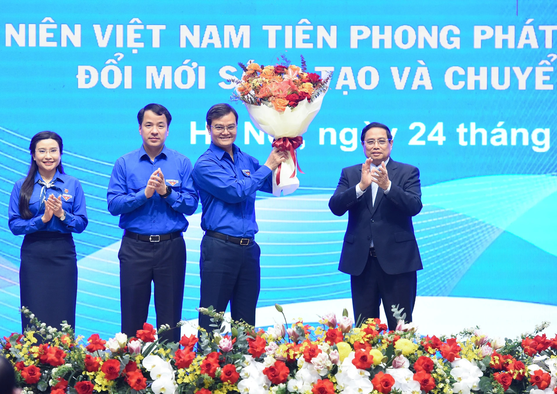 范明正总理向胡志明共青团中央书记处赠送鲜花祝贺。 范明正总理向胡志明共青团中央书记处赠送鲜花祝贺。