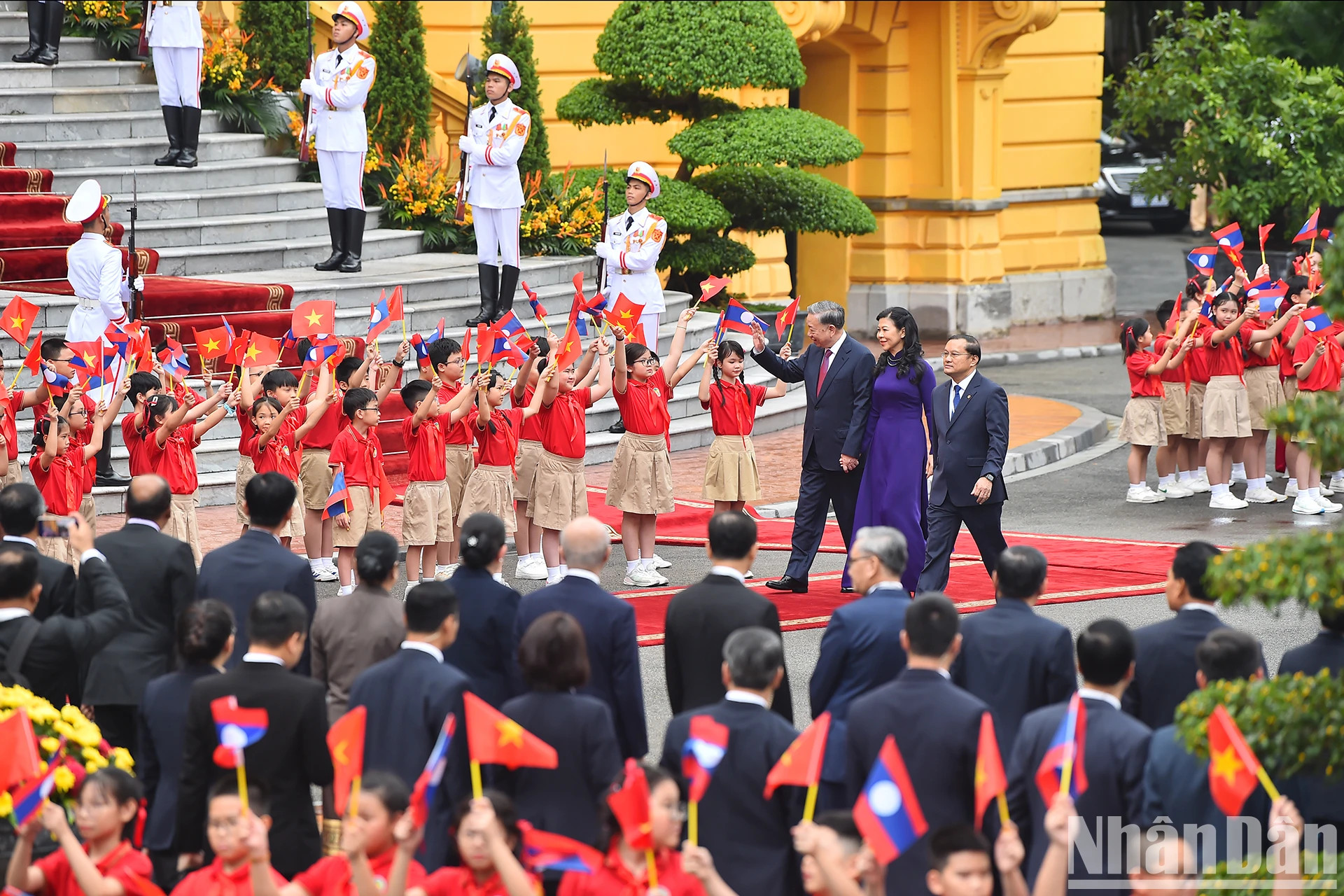 越共中央总书记、国家主席苏林和夫人向儿童们挥手。 越共中央总书记、国家主席苏林和夫人向儿童们挥手。