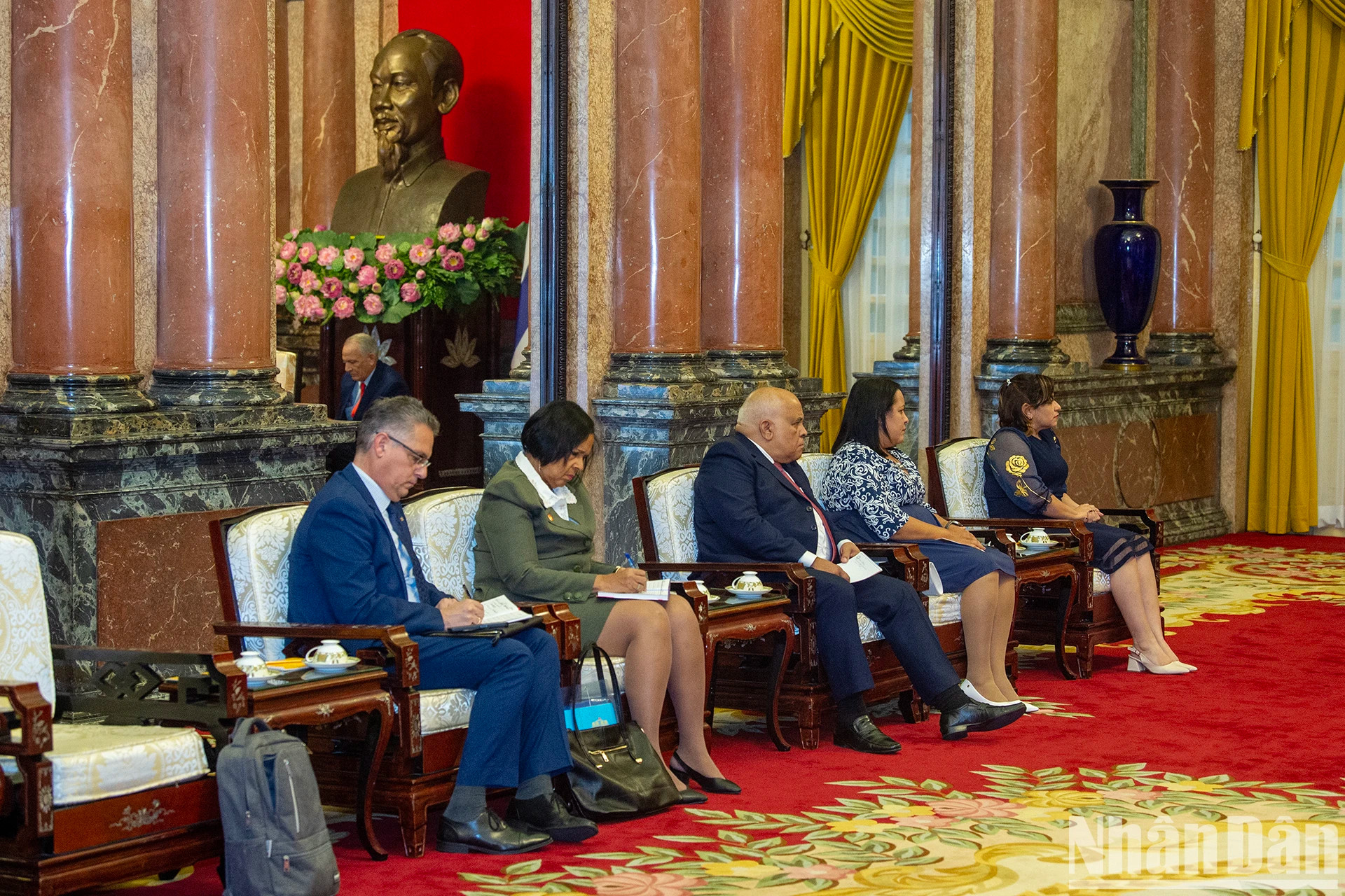 陪同古巴全国人民政权代表大会主席埃斯特万的各位代表出席会见。 陪同古巴全国人民政权代表大会主席埃斯特万的各位代表出席会见。