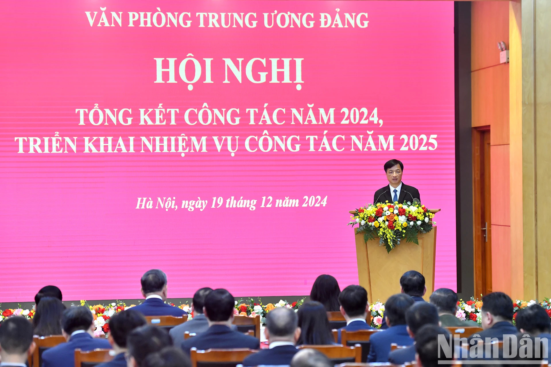 越共中央书记处书记、中央办公厅主任阮维玉在会议上发表讲话。