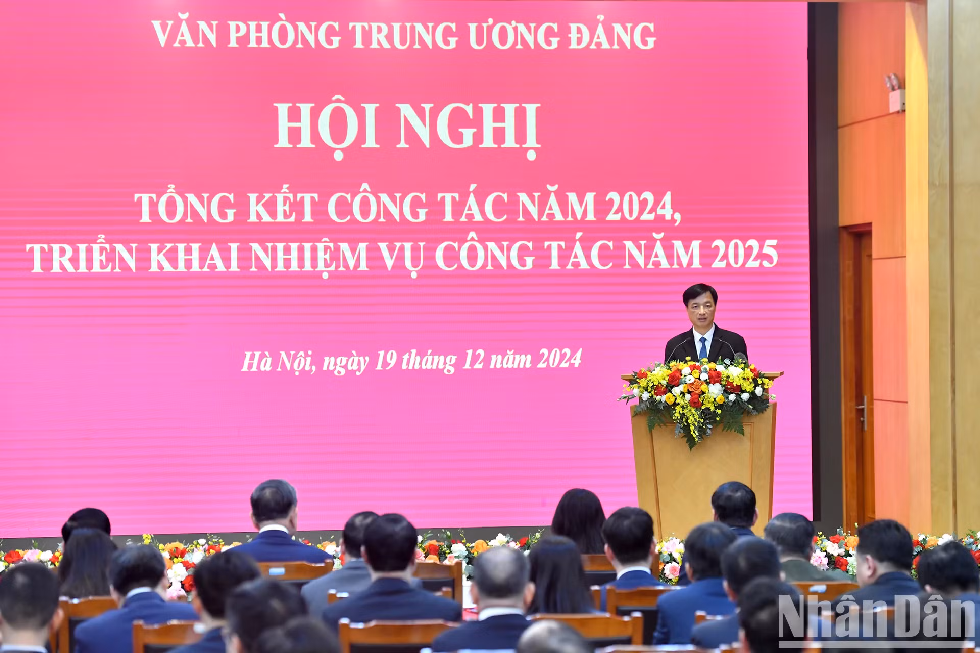 越共中央书记处书记、中央办公厅主任阮维玉在会议上发表讲话。