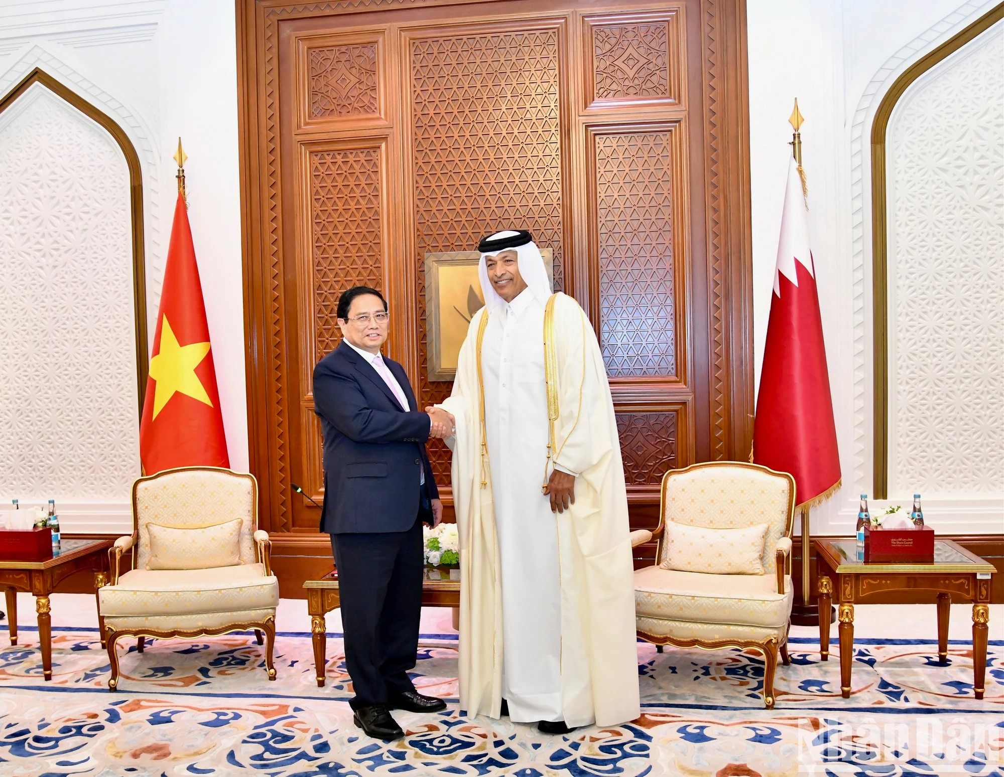越南政府总理范明正与卡塔尔协商会议主席哈桑 · 本 · 阿卜杜拉 · 加尼姆。 越南政府总理范明正与卡塔尔协商会议主席哈桑 · 本 · 阿卜杜拉 · 加尼姆。
