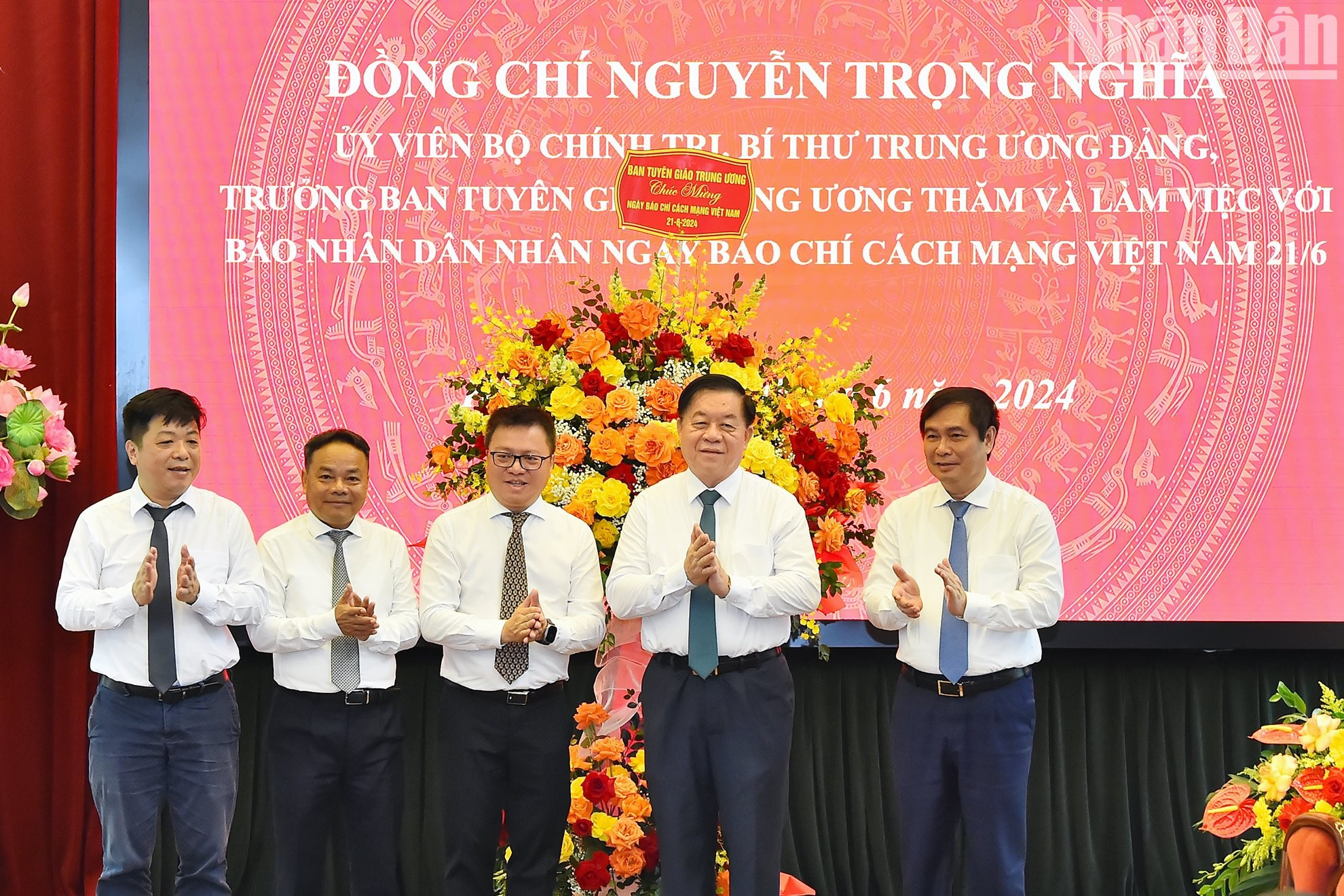 越共中央政治局委员、中央书记处书记、中央宣教部部长阮重义对《人民报》社进行工作访问。（水原 摄）