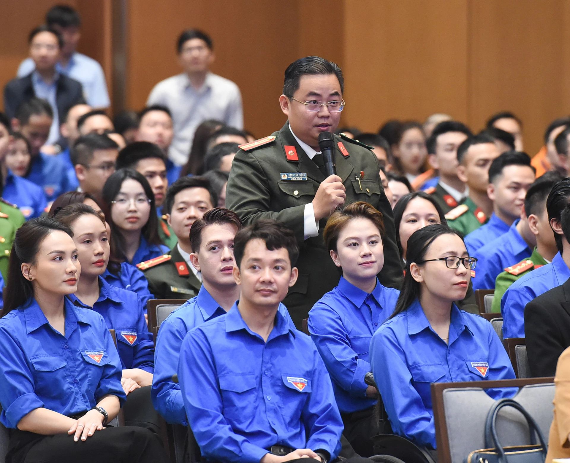 胡志明市公安青年代表在对话会上提问。 胡志明市公安青年代表在对话会上提问。