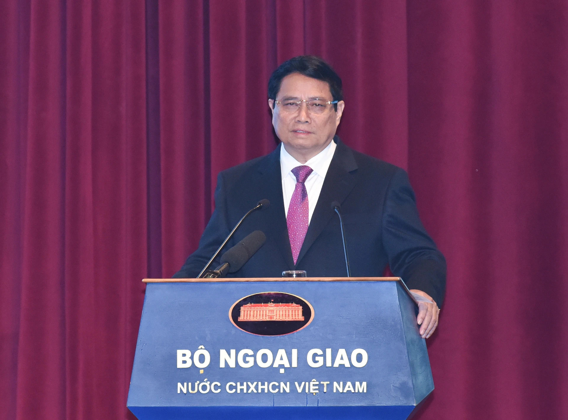 范明正总理发表指导性讲话。