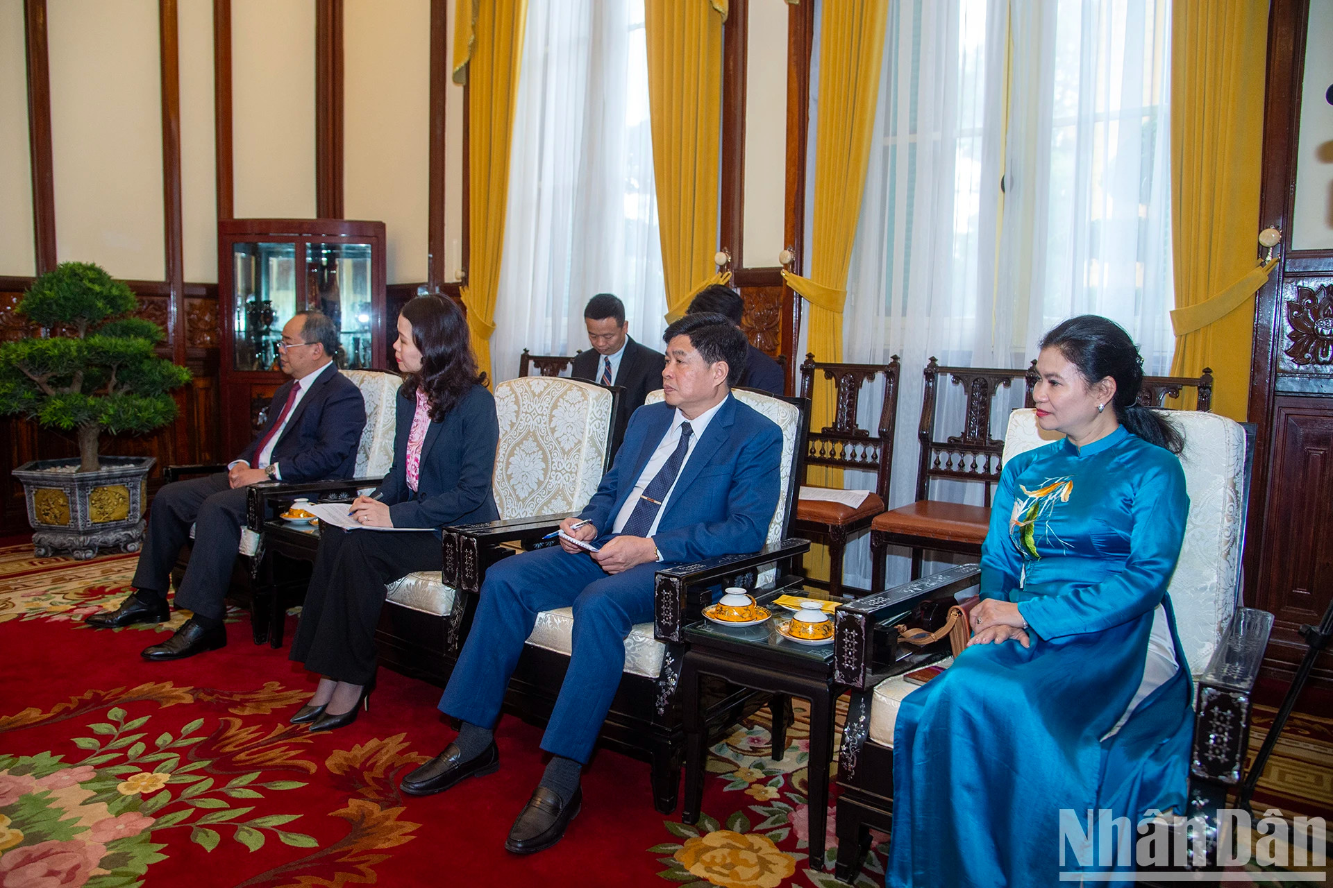 越南代表出席会见。