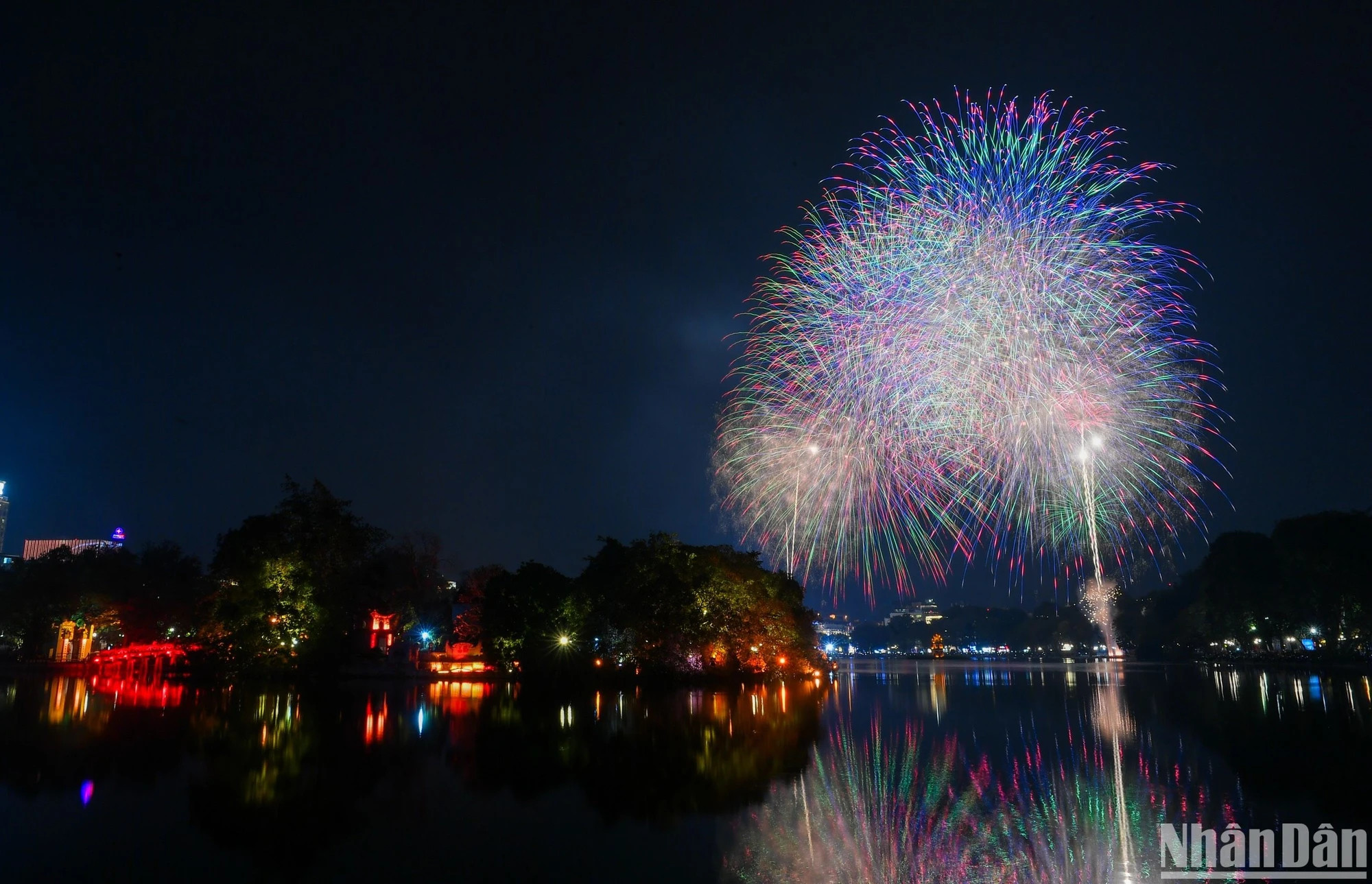 河内夜空绽放烟花。 河内夜空绽放烟花。