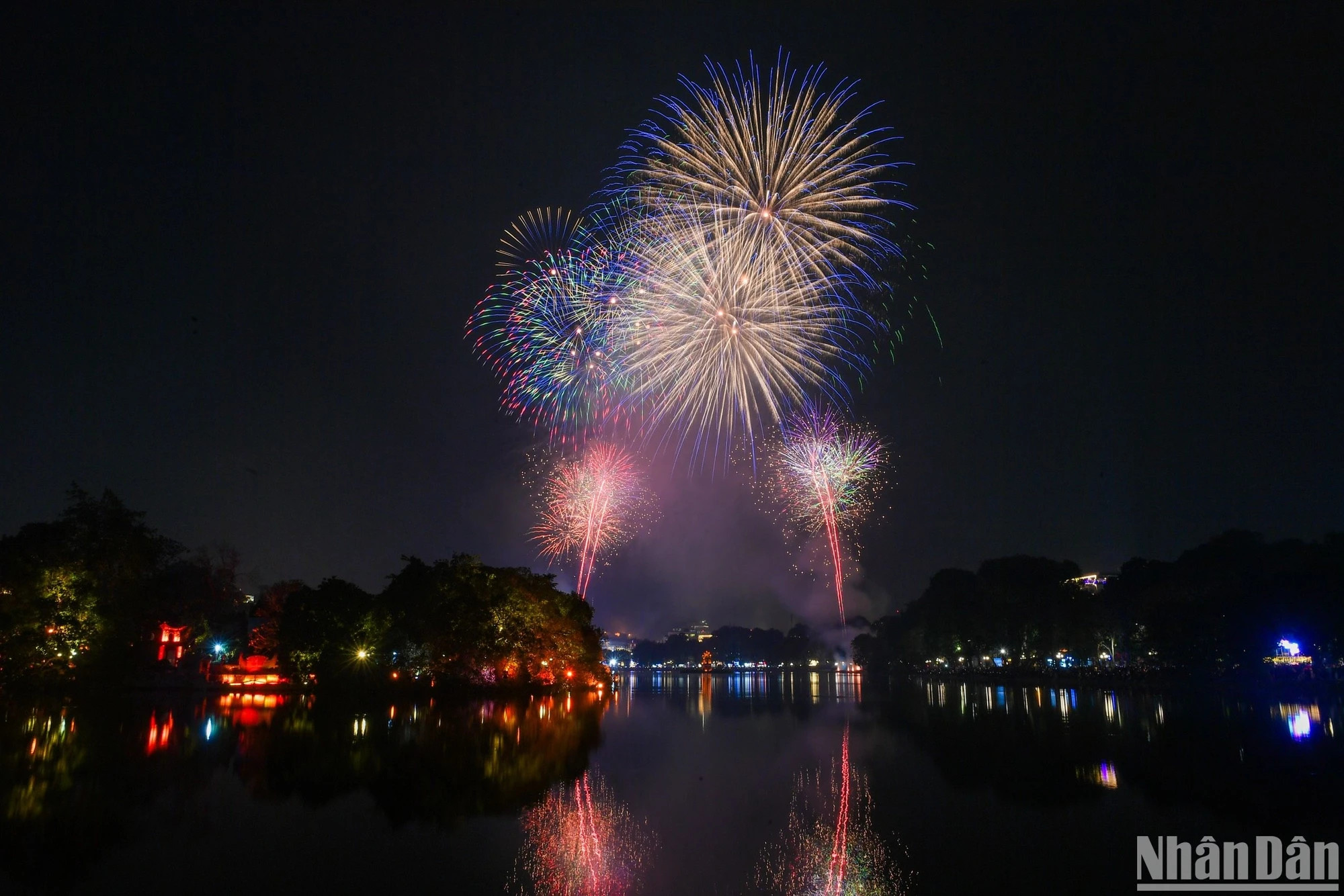 15分钟的时间里,河内市民目睹了极其引人注目的烟花表演。 15分钟的时间里,河内市民目睹了极其引人注目的烟花表演。