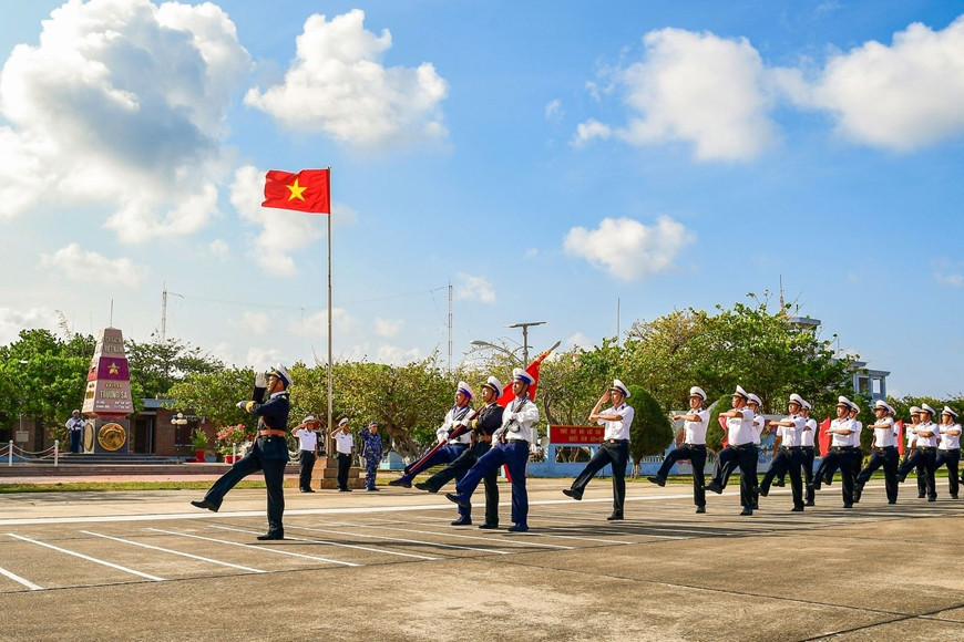 在长沙岛上举行的升旗仪式。(图片来源:《人民军队报》) 在长沙岛上举行的升旗仪式。(图片来源:《人民军队报》)