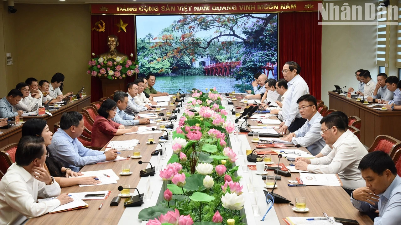 政府总理范明正主持会议。 政府总理范明正主持会议。