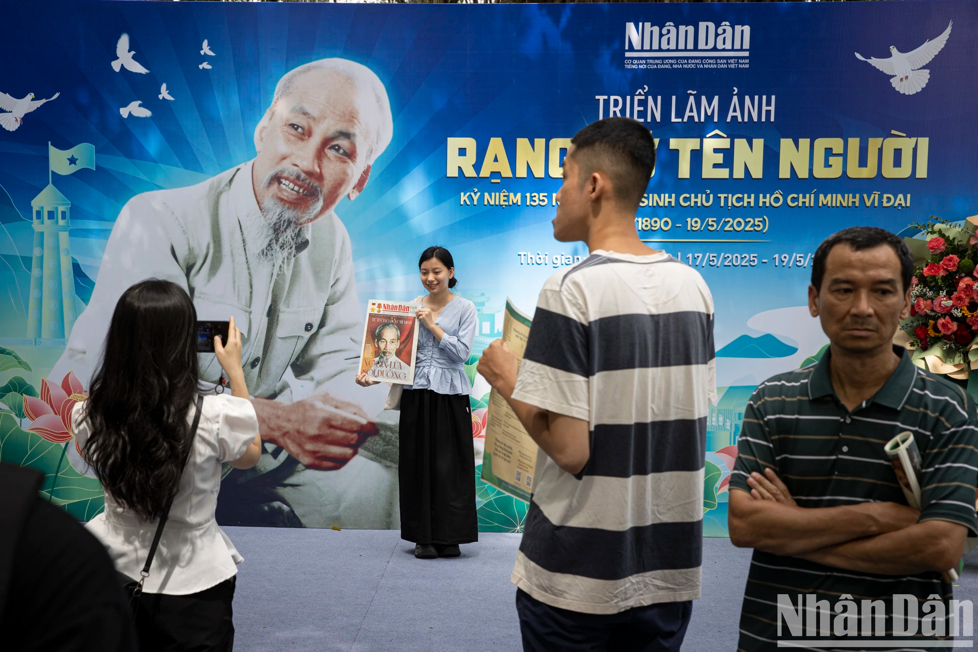 该特刊包括多位学者和研究者的深度文章,彰显胡志明思想永恒的价值。 该特刊包括多位学者和研究者的深度文章,彰显胡志明思想永恒的价值。