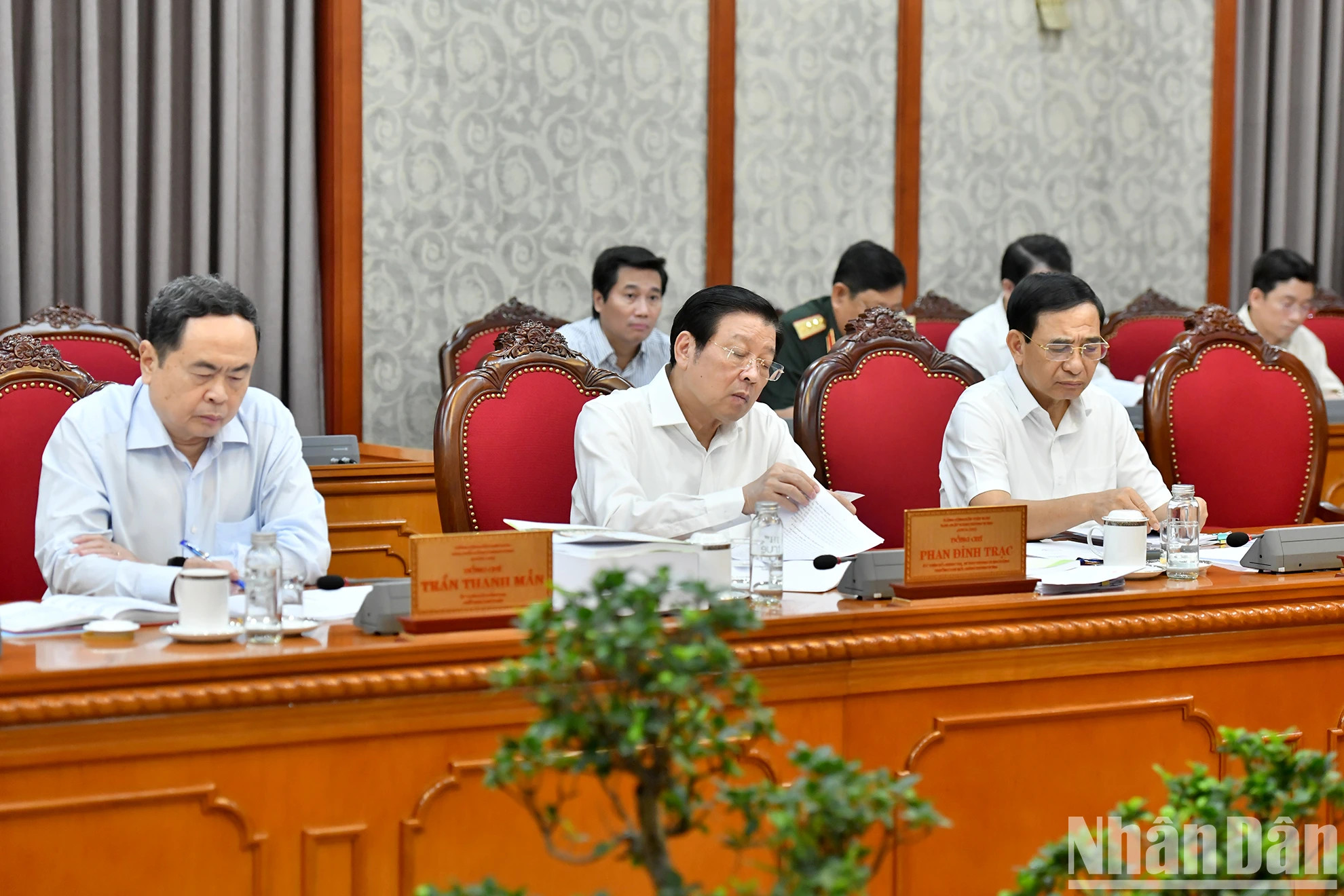 党、国家领导人和各位代表出席会议。 党、国家领导人和各位代表出席会议。