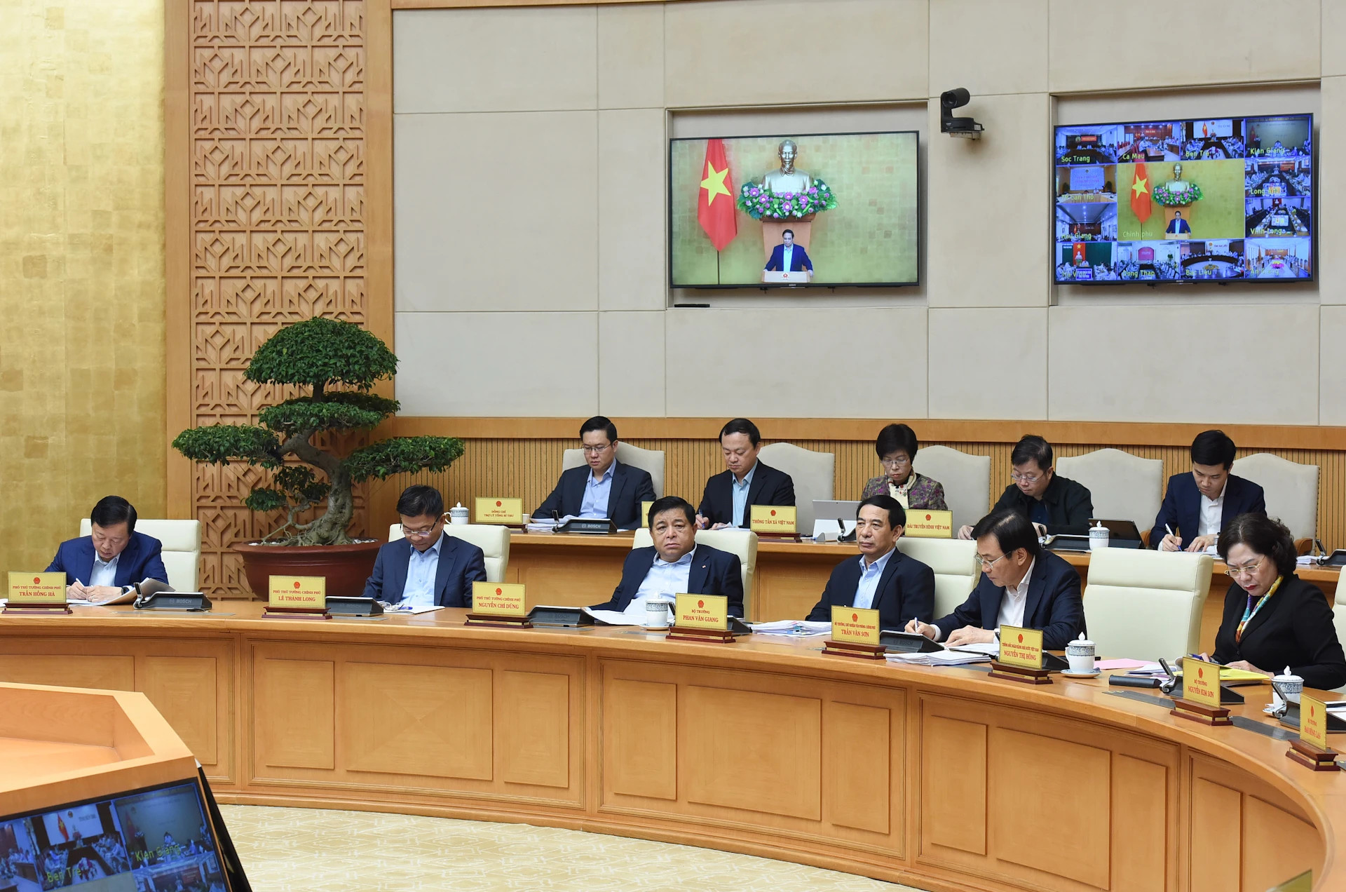 各位政府副总理，各部委领导代表出席会议。